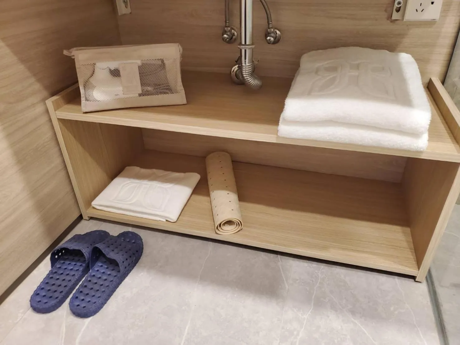 Bathroom, Bed in Hu House