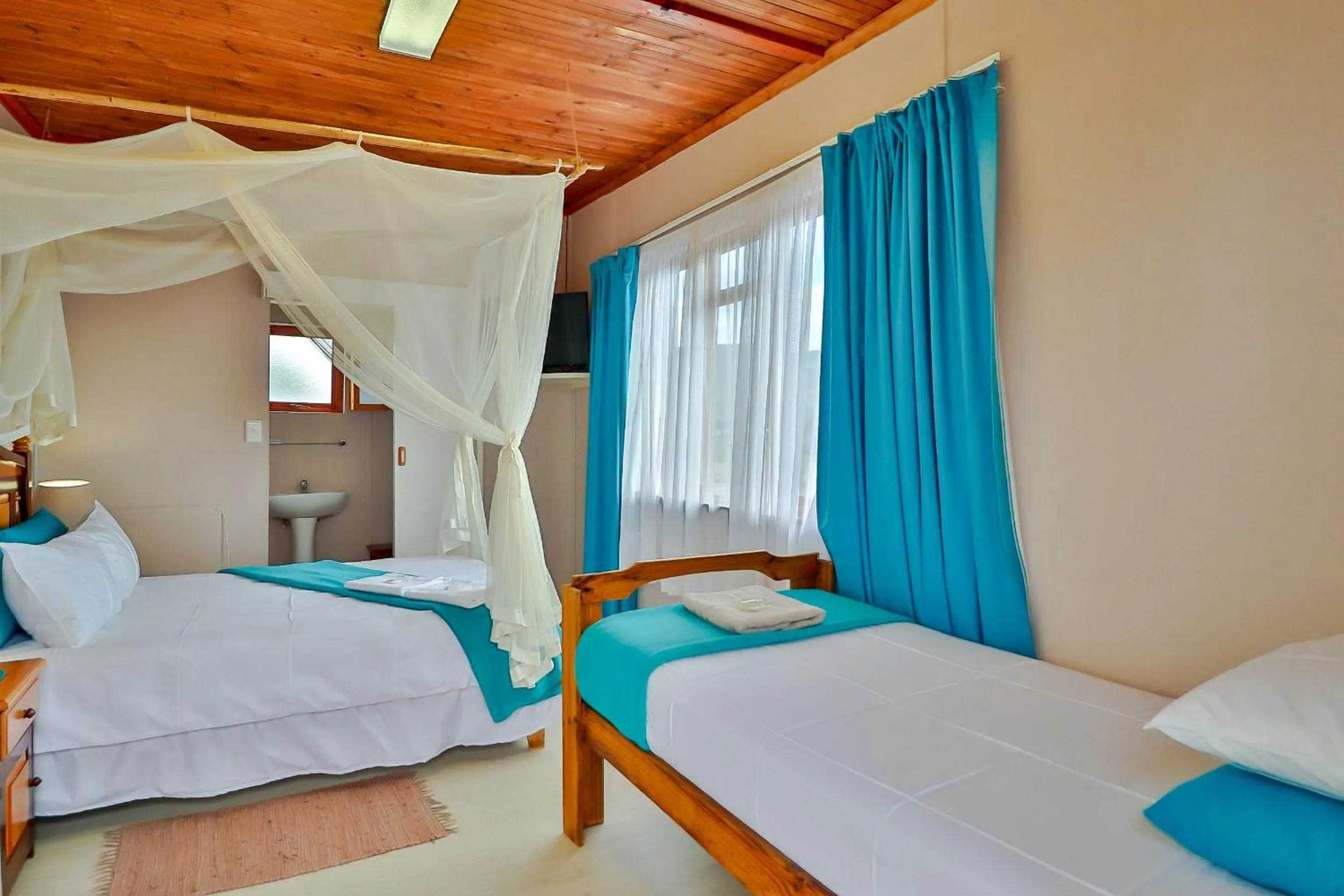 Shower, Bed in Fisherhaven Travellers Lodge