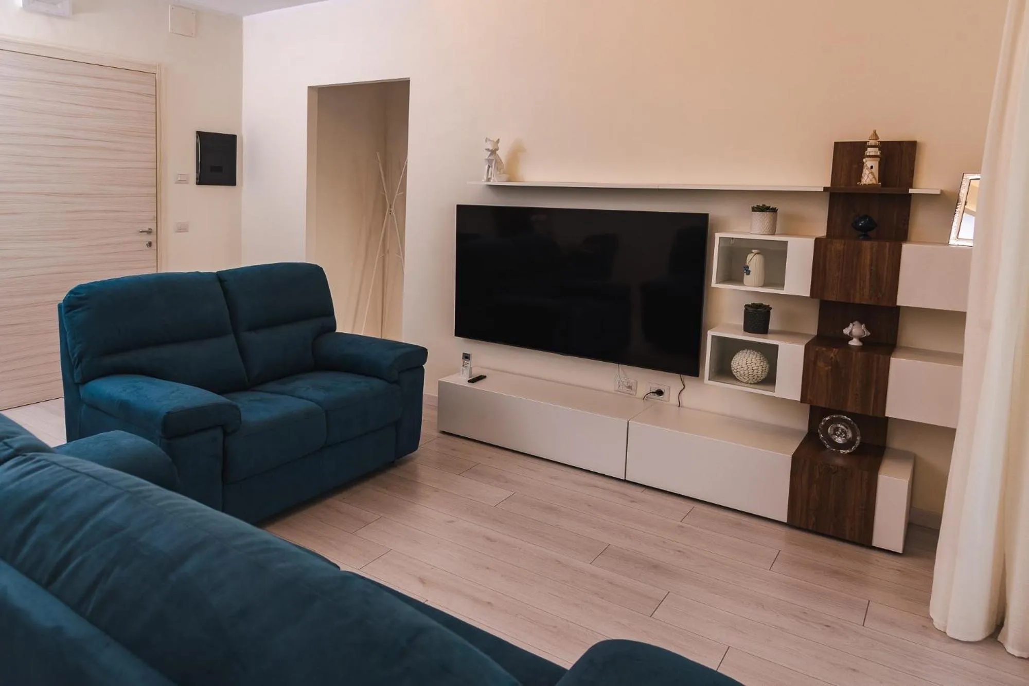 TV/Entertainment Center in La Vista Formia B&B