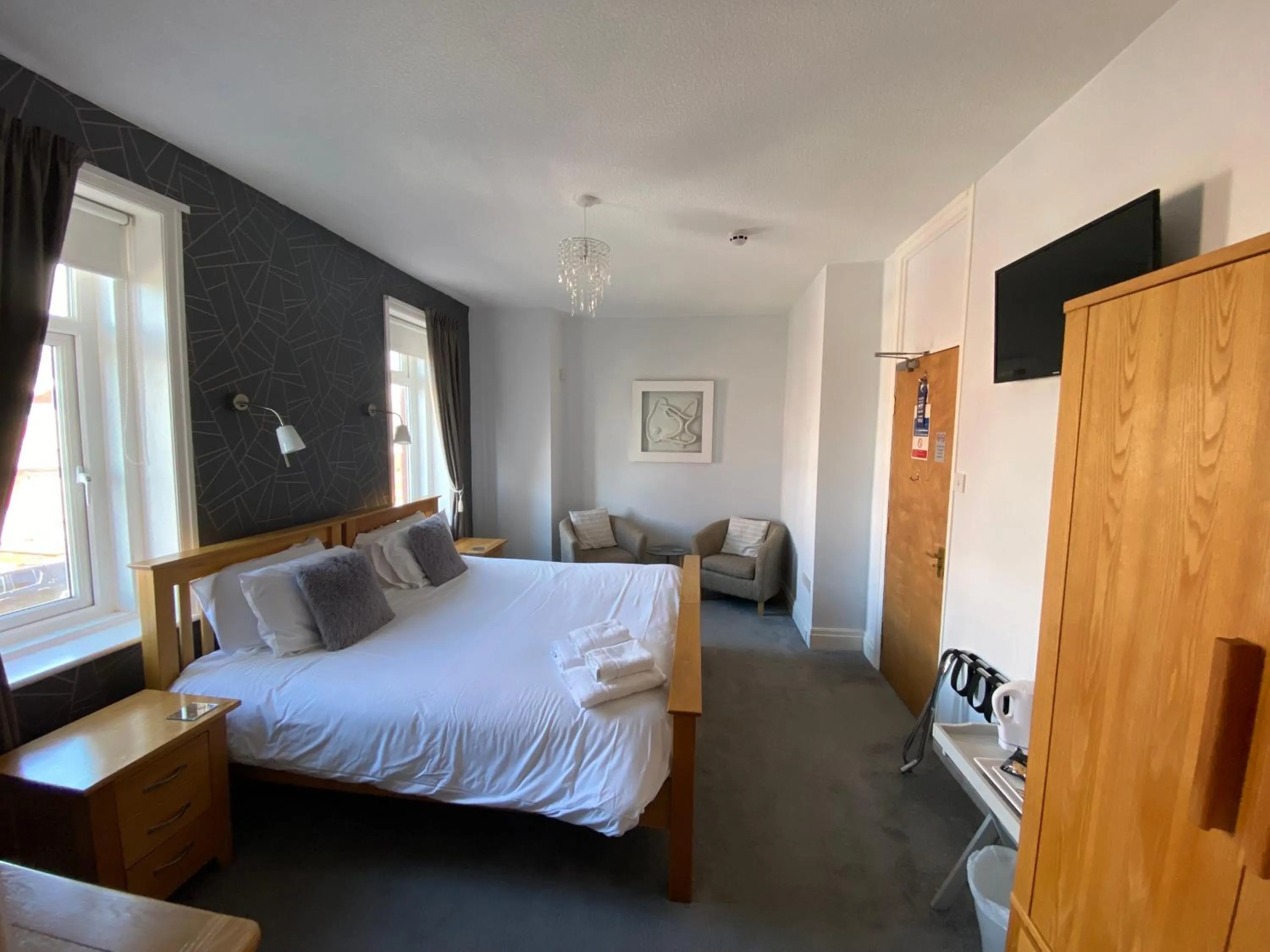 Bathroom, Bed in The Fossil Tree Hotel