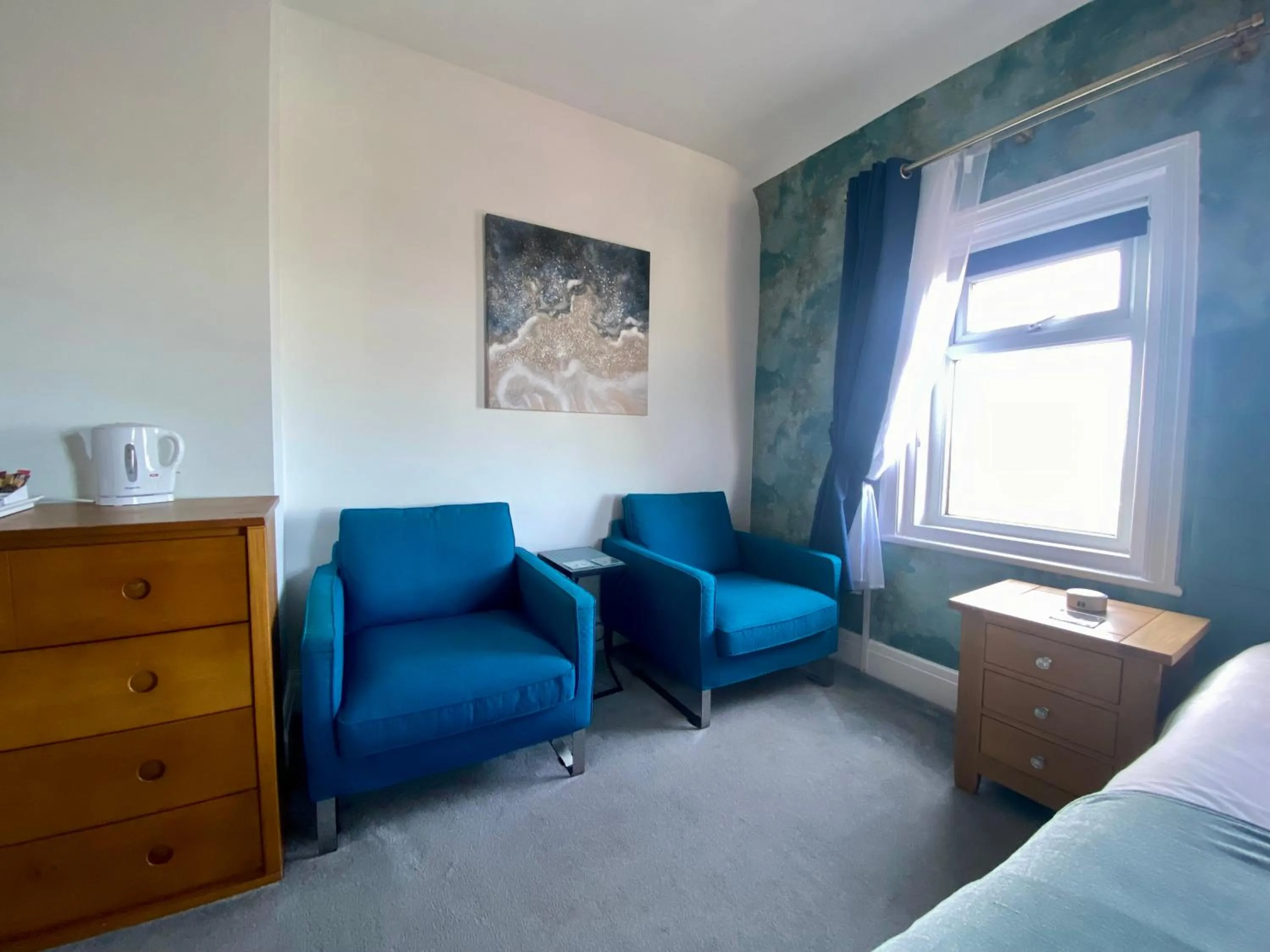 Seating area, Bed in The Fossil Tree Hotel
