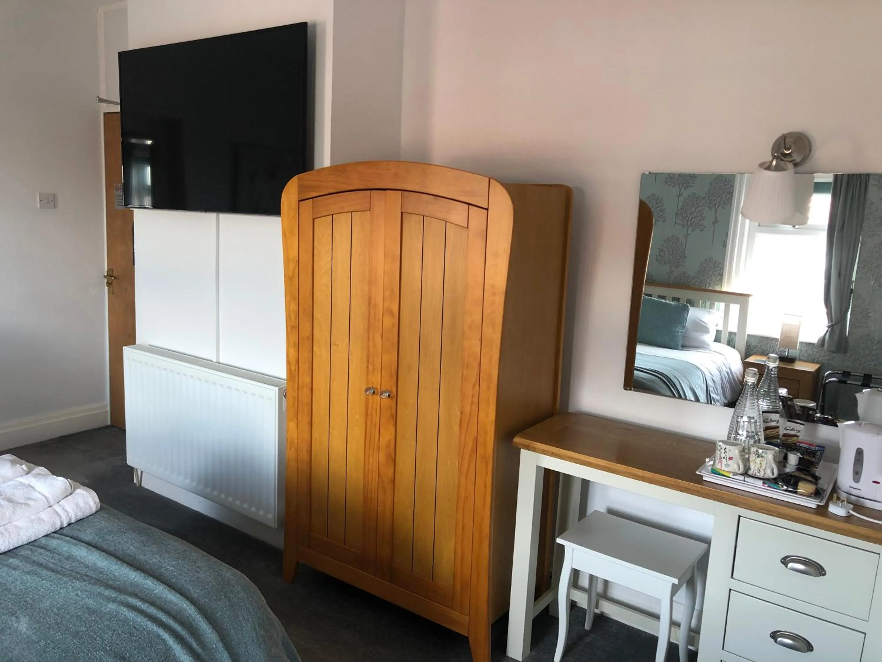 Coffee/tea facilities, Bed in The Fossil Tree Hotel