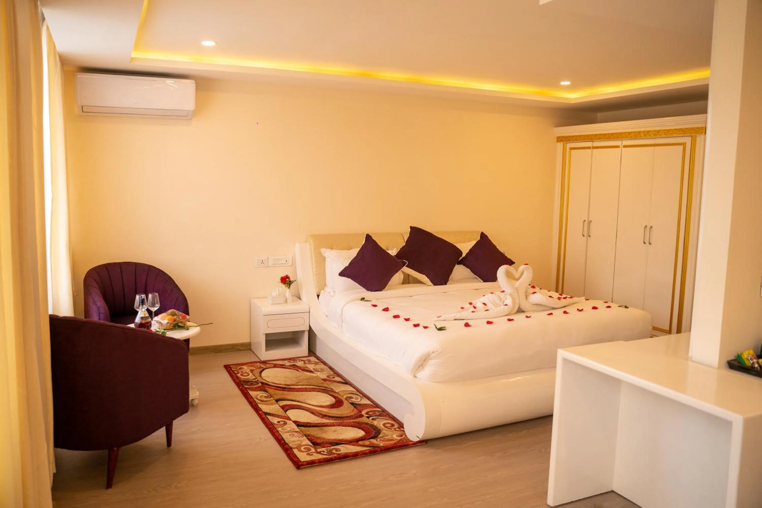 Bedroom, Bed in Hotel Black Diamond - Inside Airport