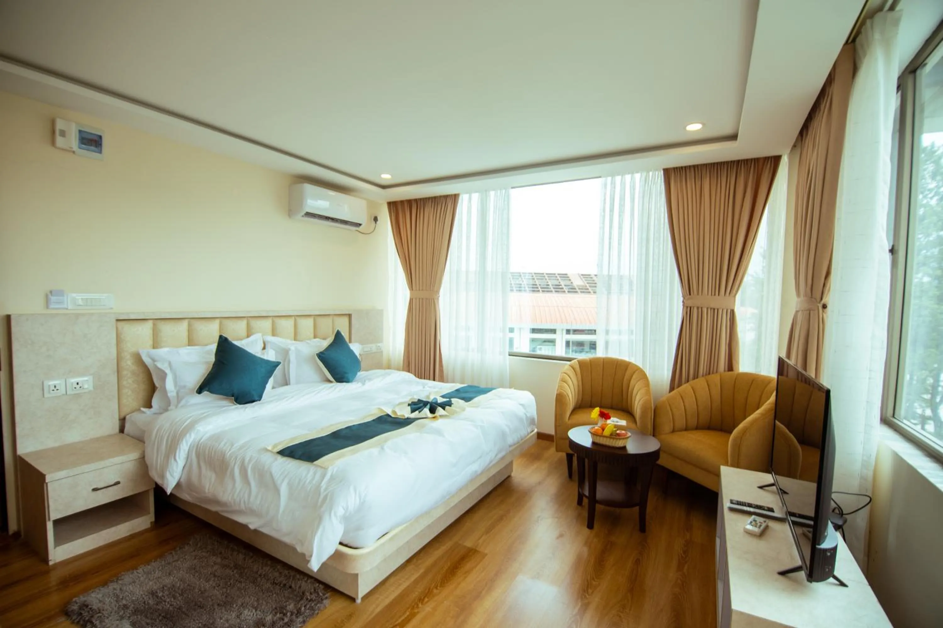 Photo of the whole room, Bed in Hotel Black Diamond - Inside Airport