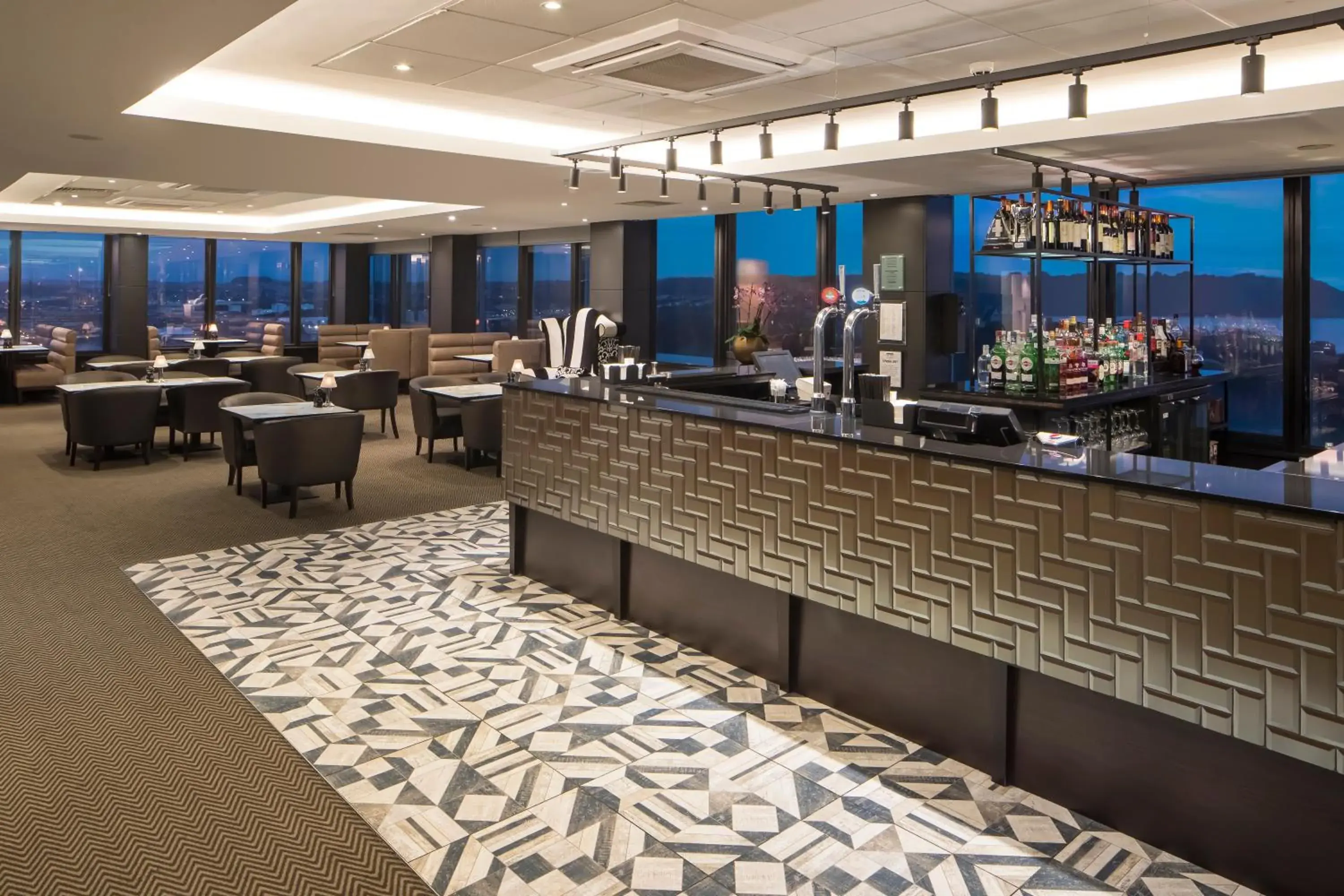 Lounge or bar in Crowne Plaza Plymouth by IHG Lounge or bar in Crowne Plaza Plymouth by IHG