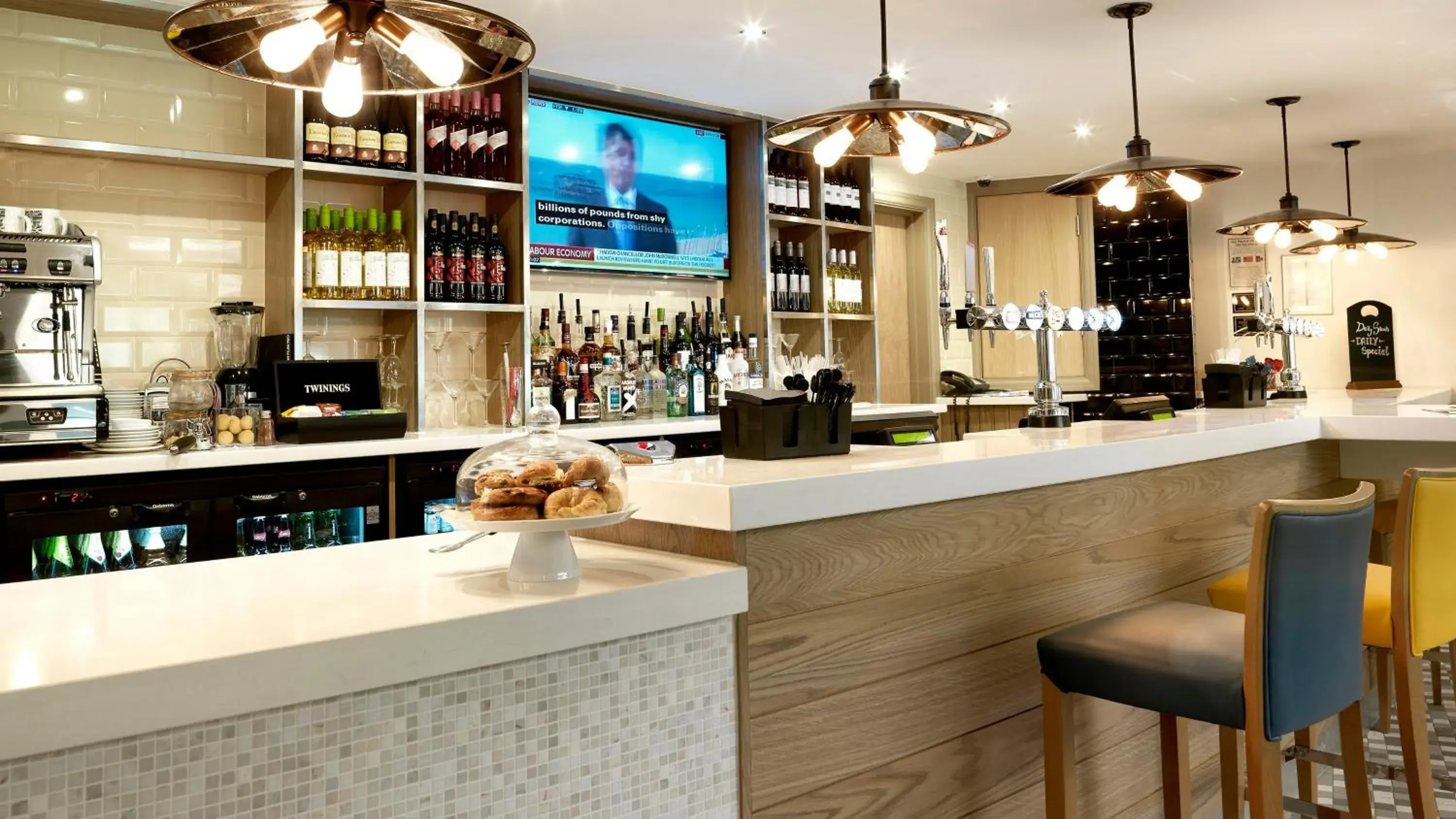 Lounge or bar in Crowne Plaza Plymouth by IHG Lounge or bar in Crowne Plaza Plymouth by IHG