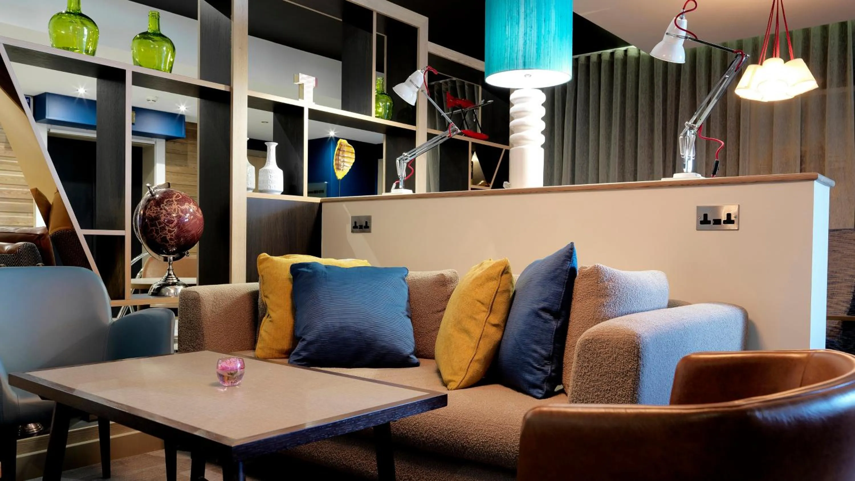 Lounge or bar in Crowne Plaza Plymouth by IHG