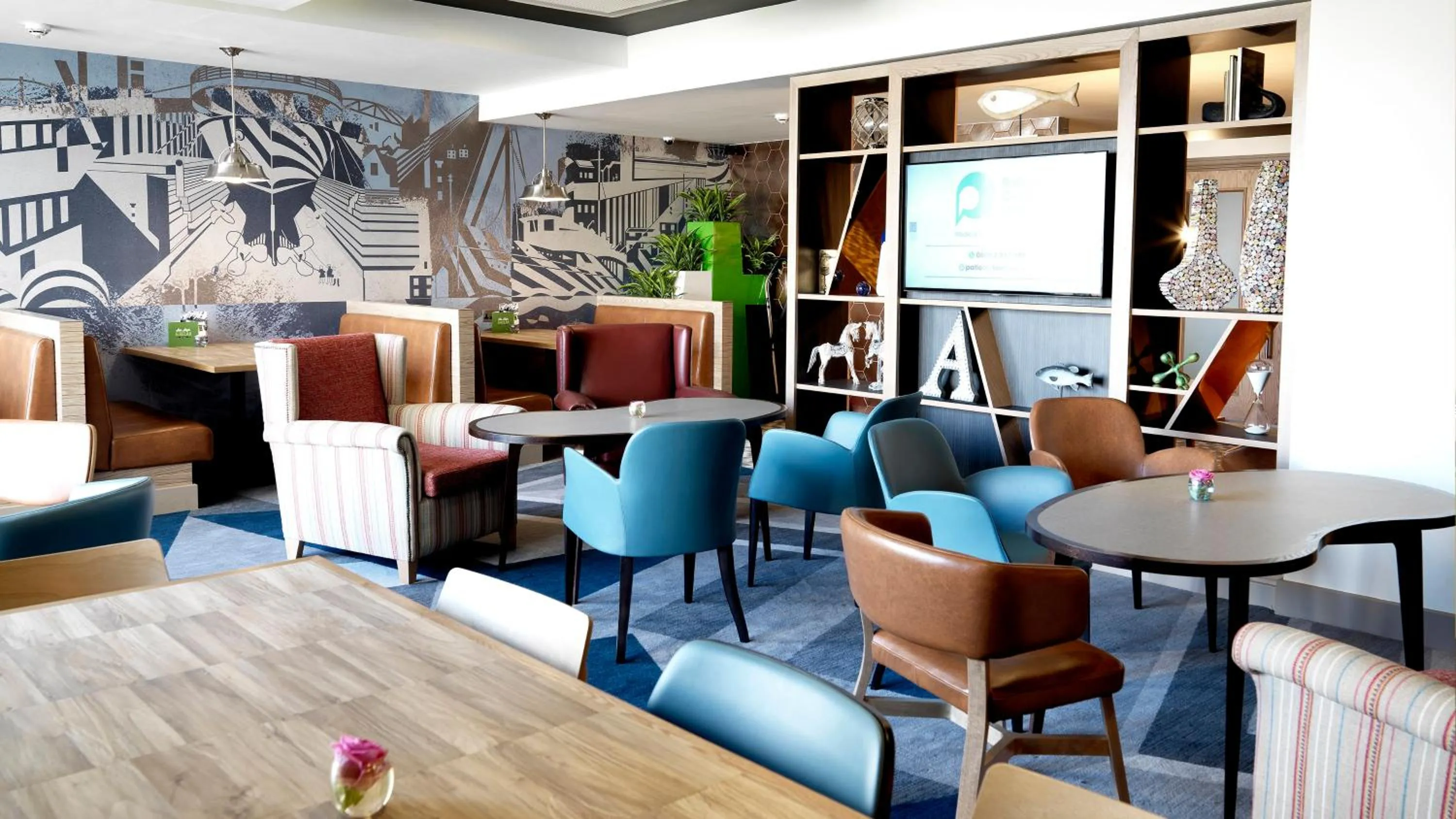 Lounge or bar in Crowne Plaza Plymouth by IHG