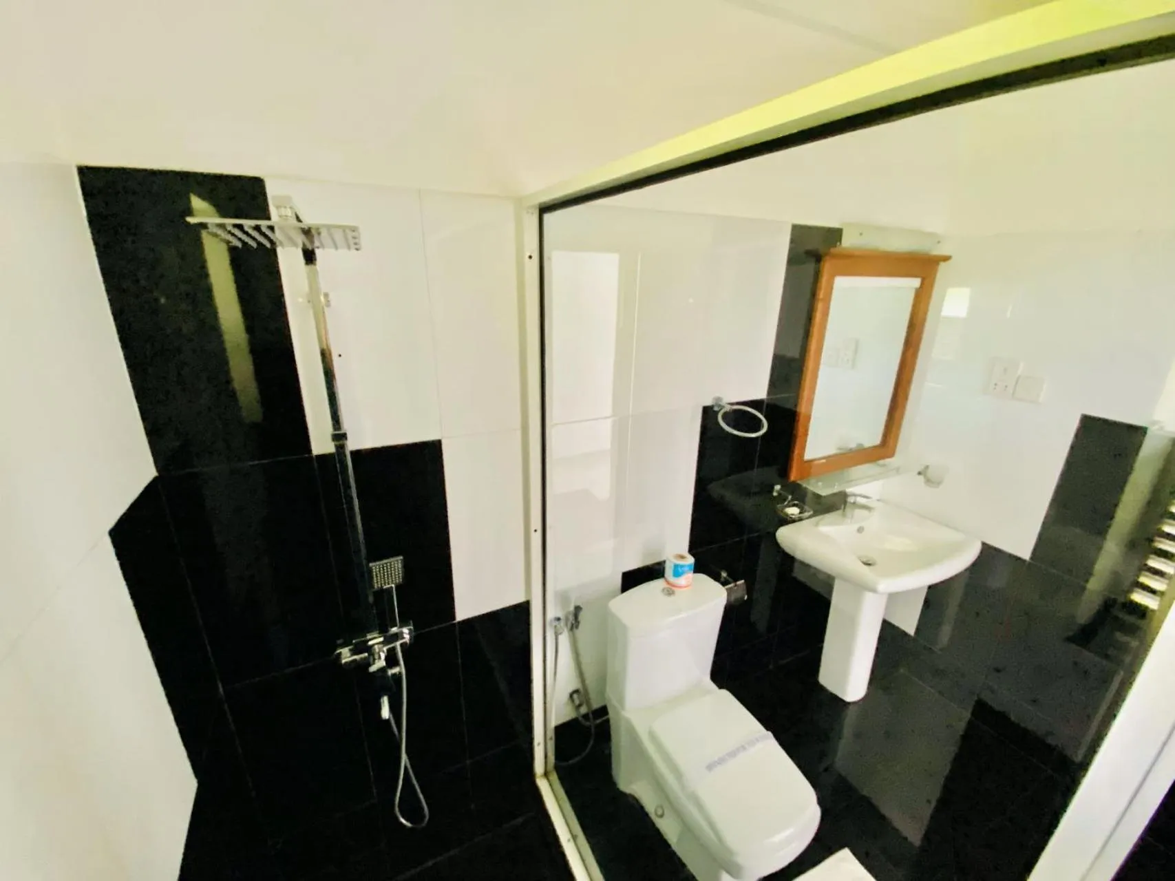 Toilet in Ceylan Lodge