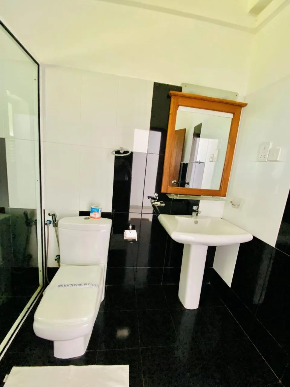 Toilet in Ceylan Lodge