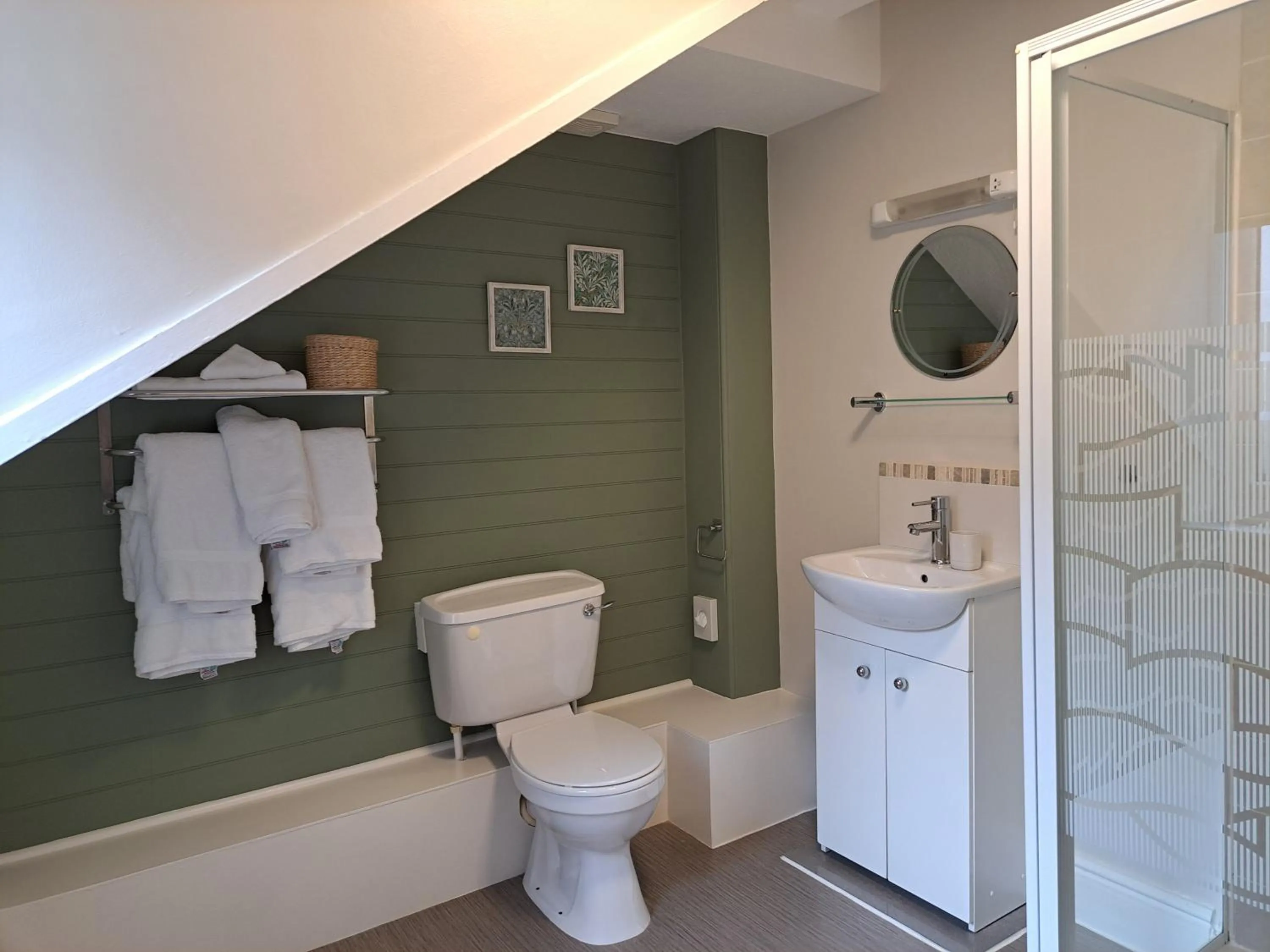 Schooner Point Guest House