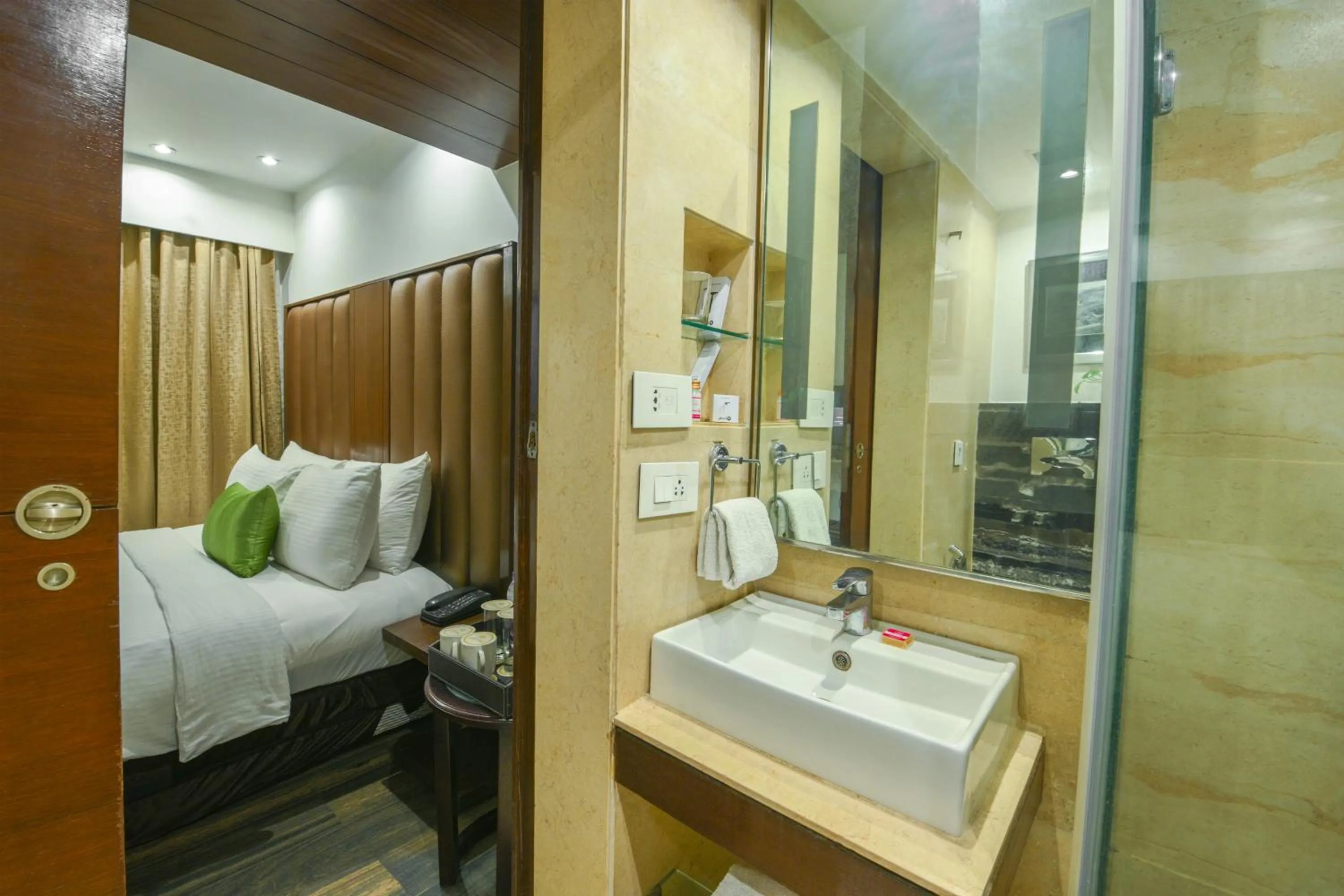 Bathroom, Bed in Flute Boutique by Hotel 91
