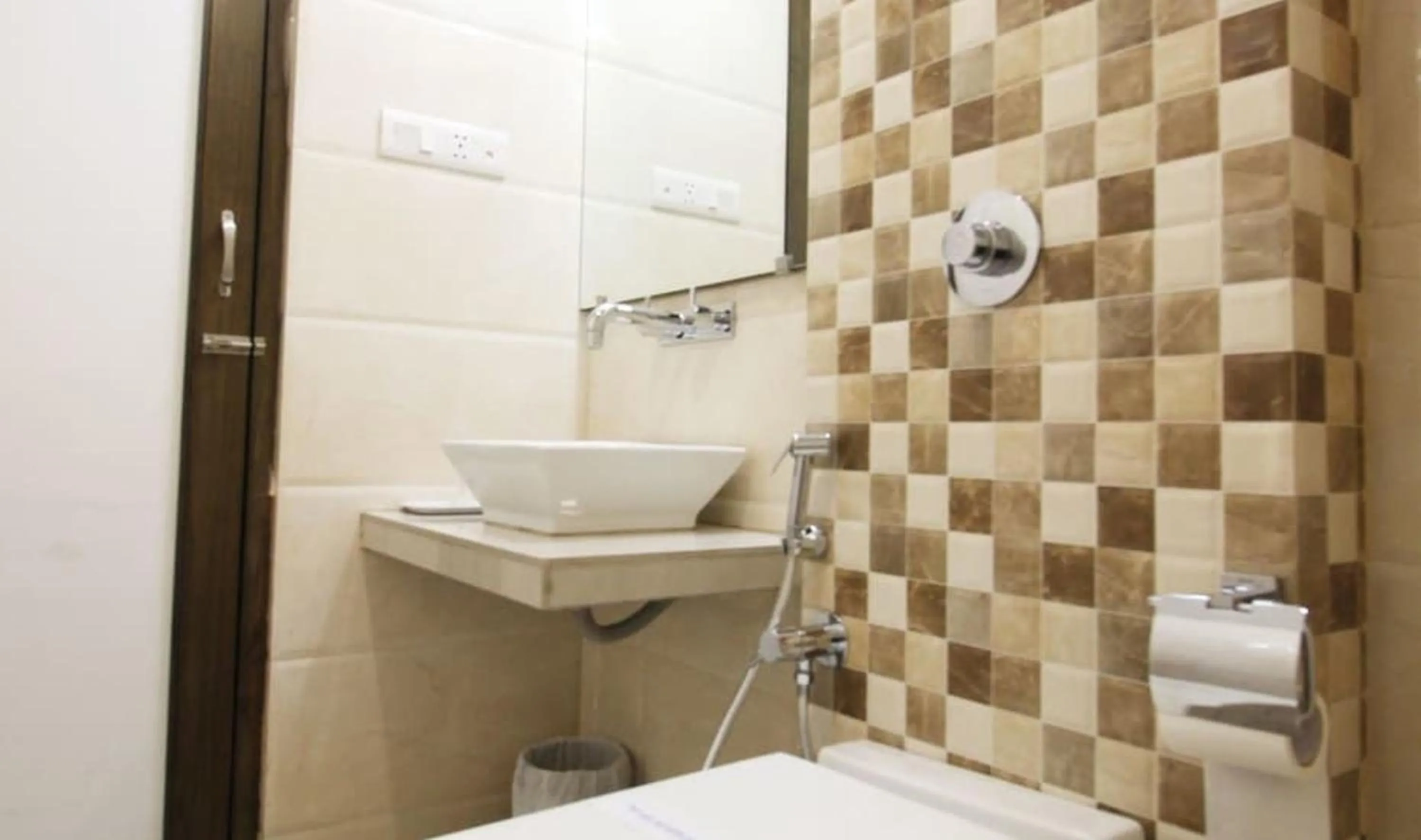 Shower in Hotel Aaram Orchard