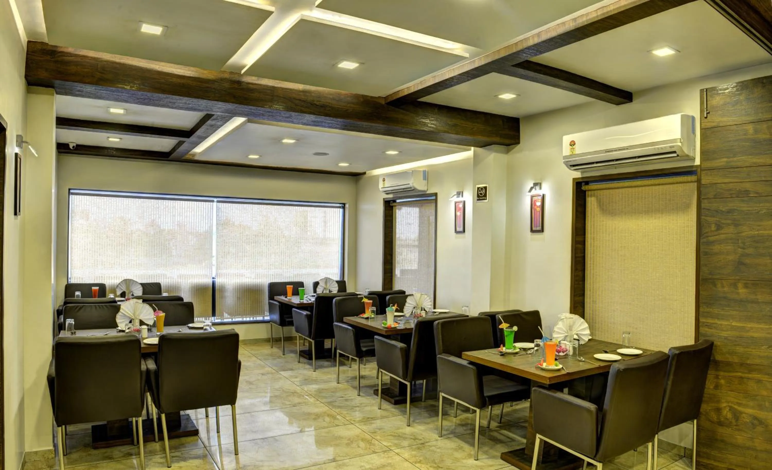 Restaurant/places to eat in Hotel Aaram Orchard