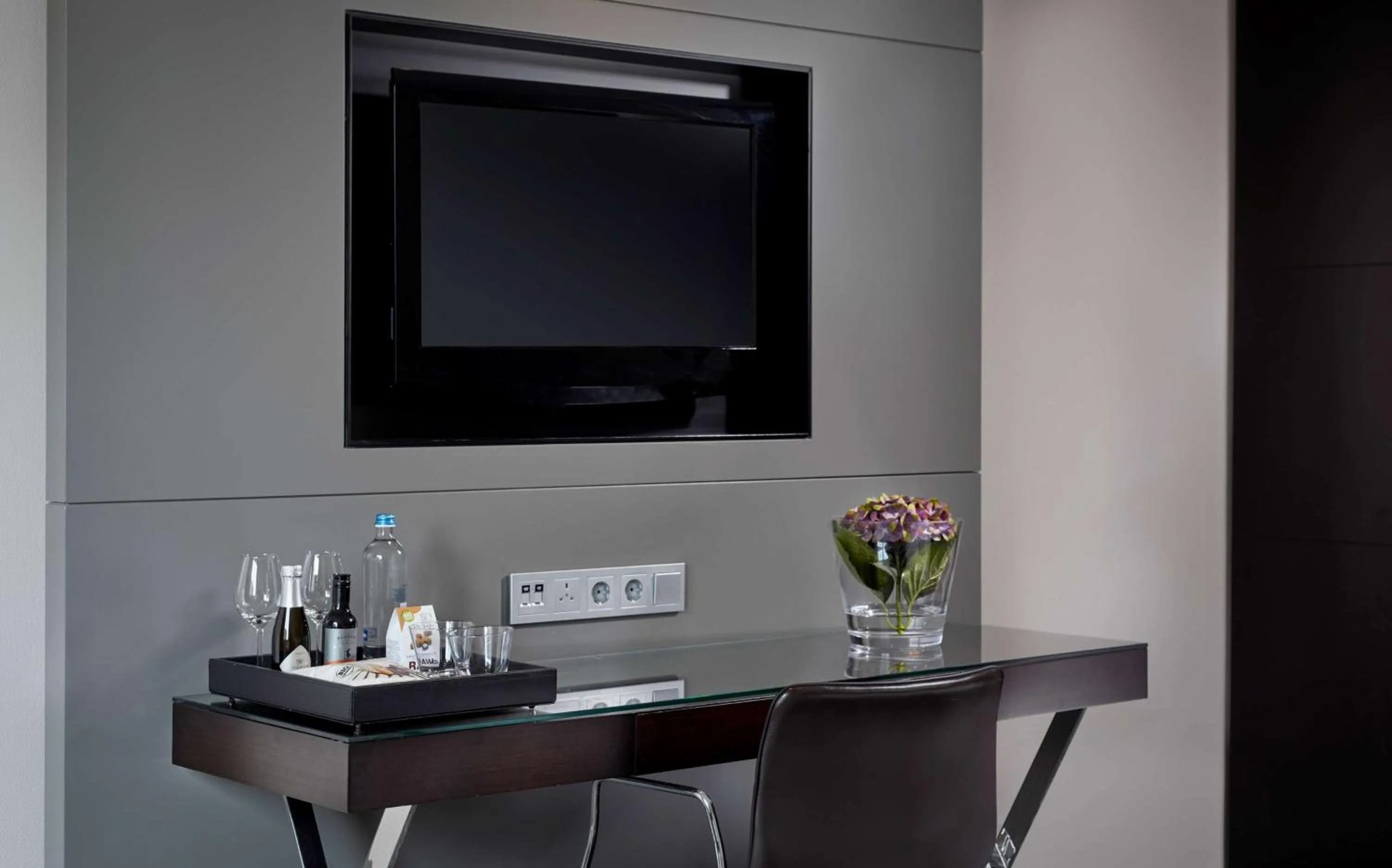 TV and multimedia in Park Plaza Victoria Amsterdam