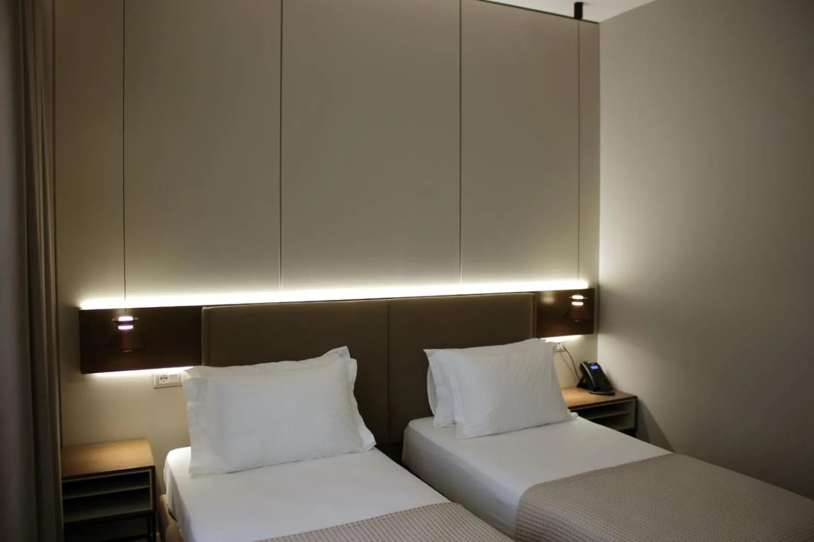 Bed in Hotel Monarch