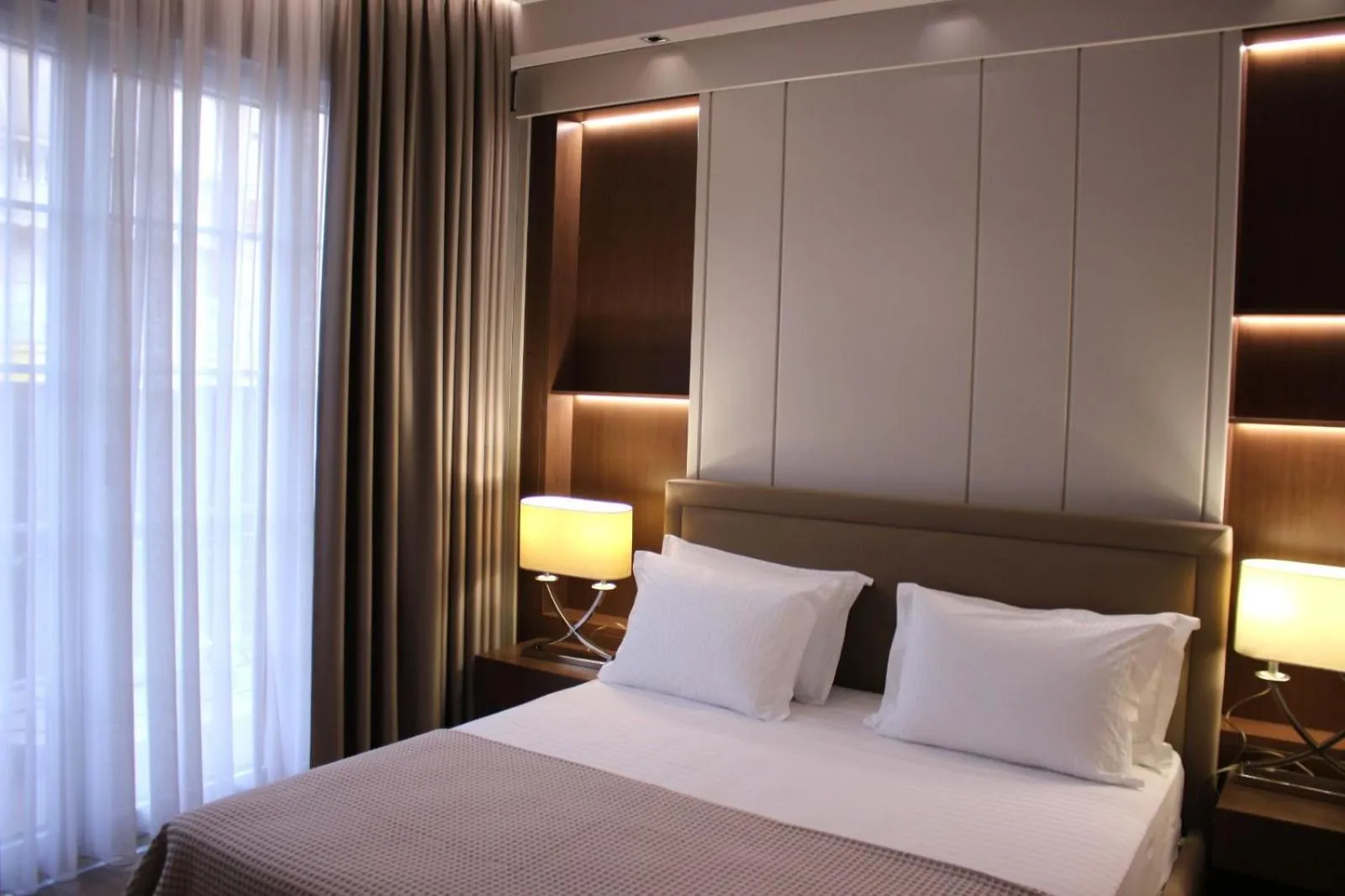 Bed in Hotel Monarch