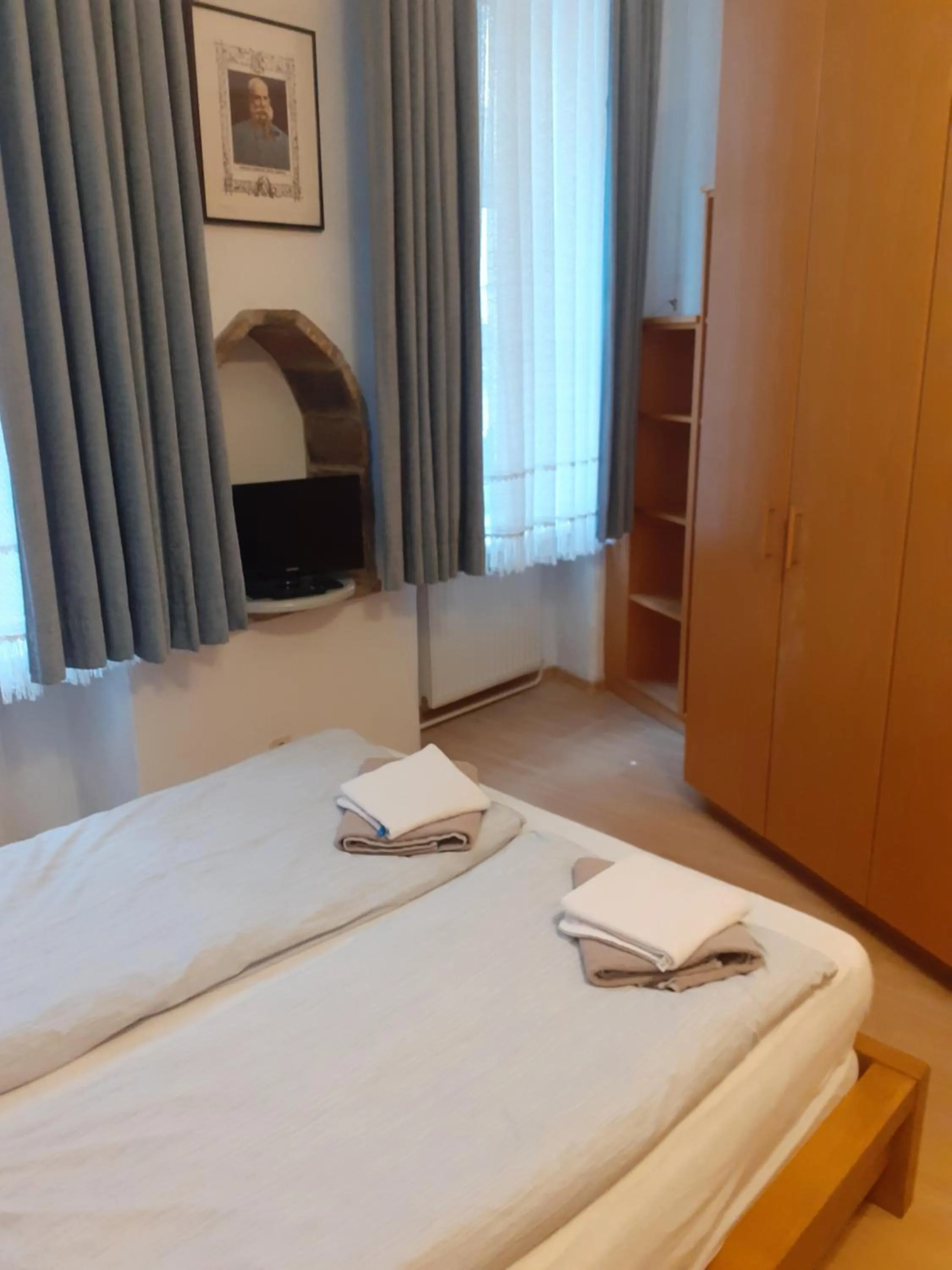 Bedroom, Bed in HappyHostel