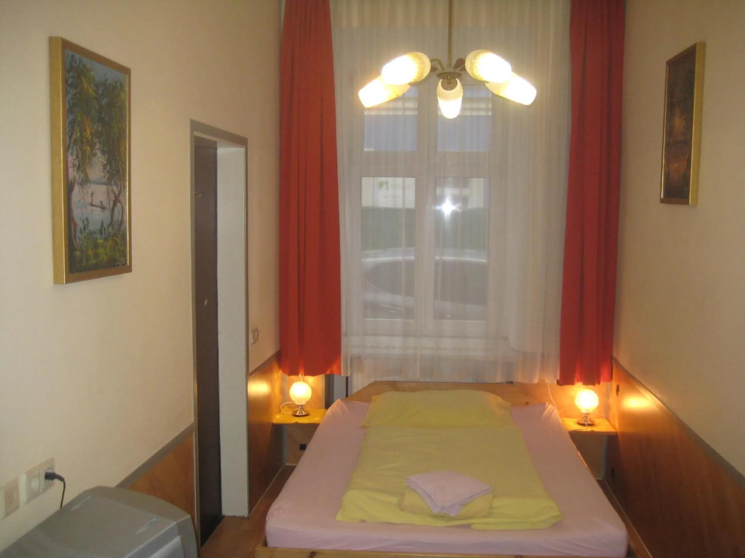 Bedroom, Bed in HappyHostel