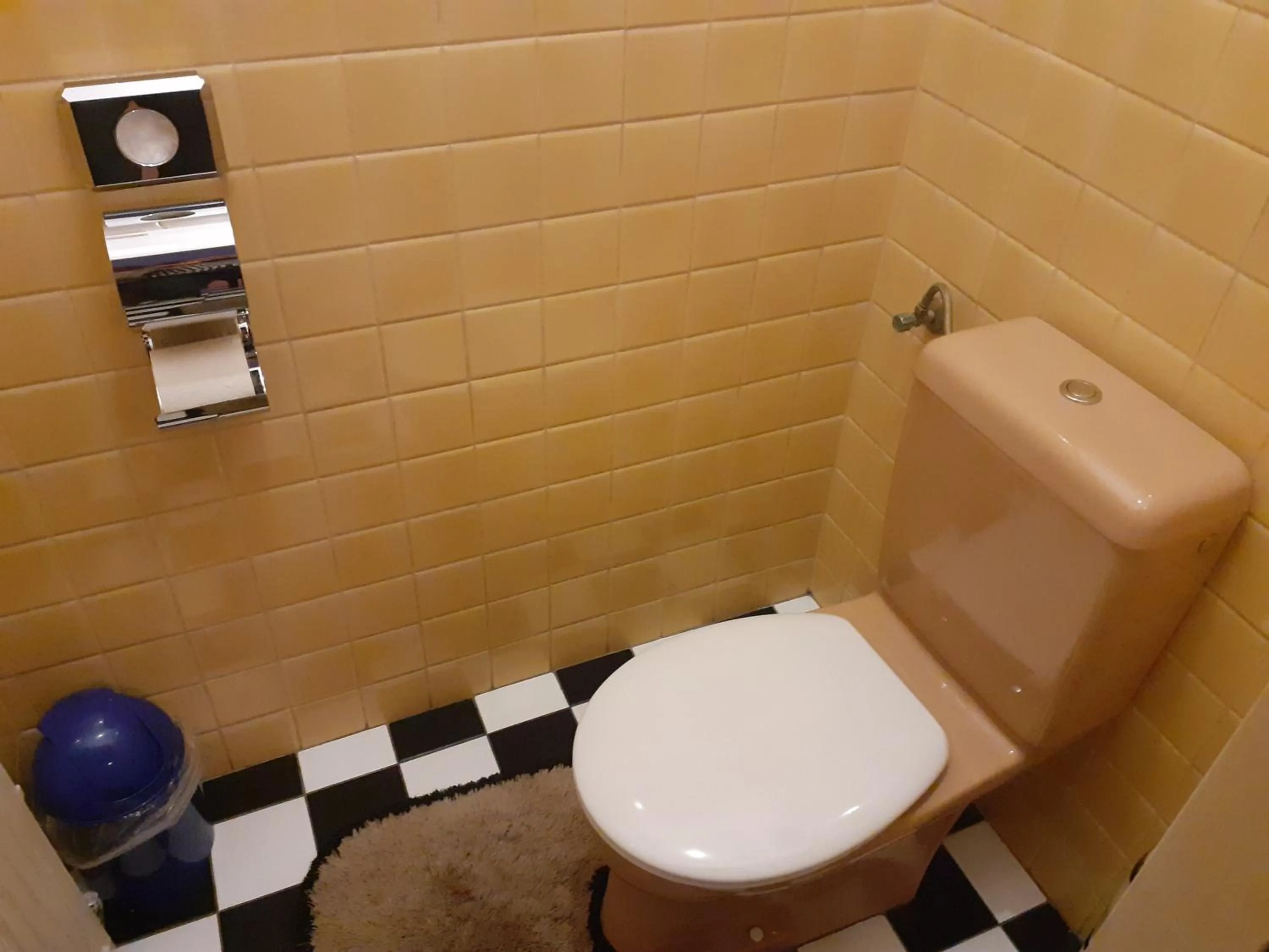 Toilet in HappyHostel