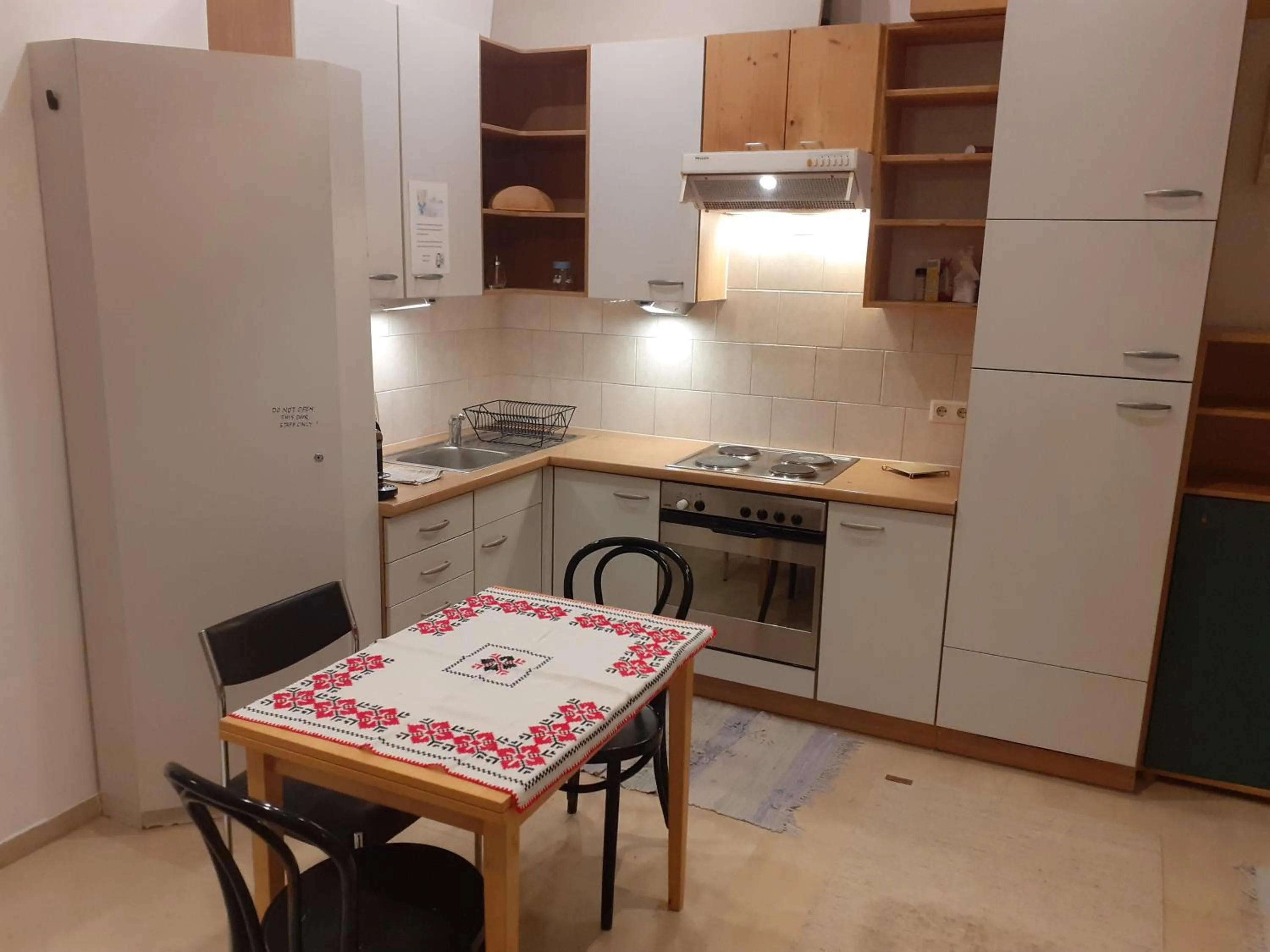 Communal kitchen in HappyHostel