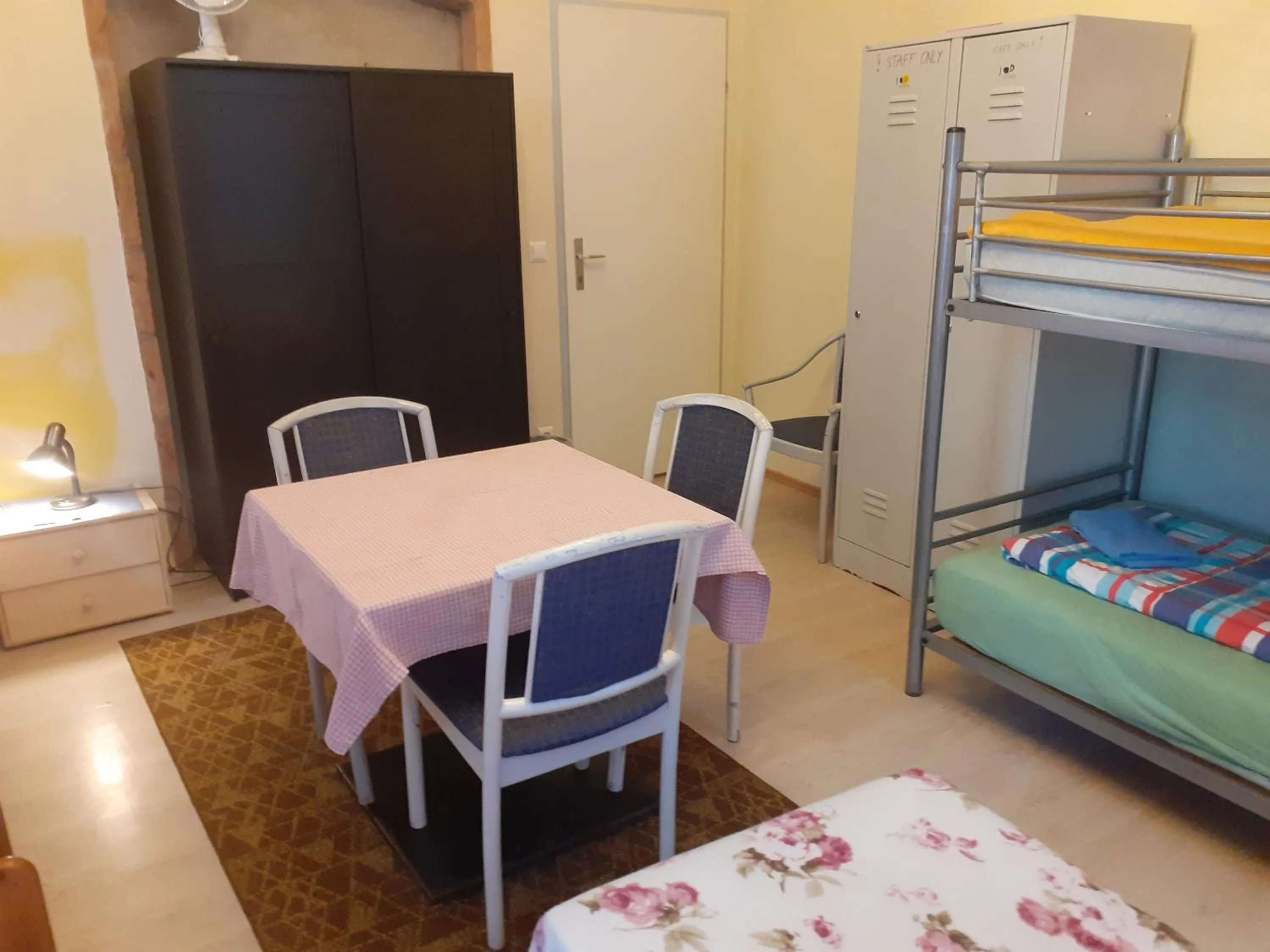 Bedroom, Bed in HappyHostel