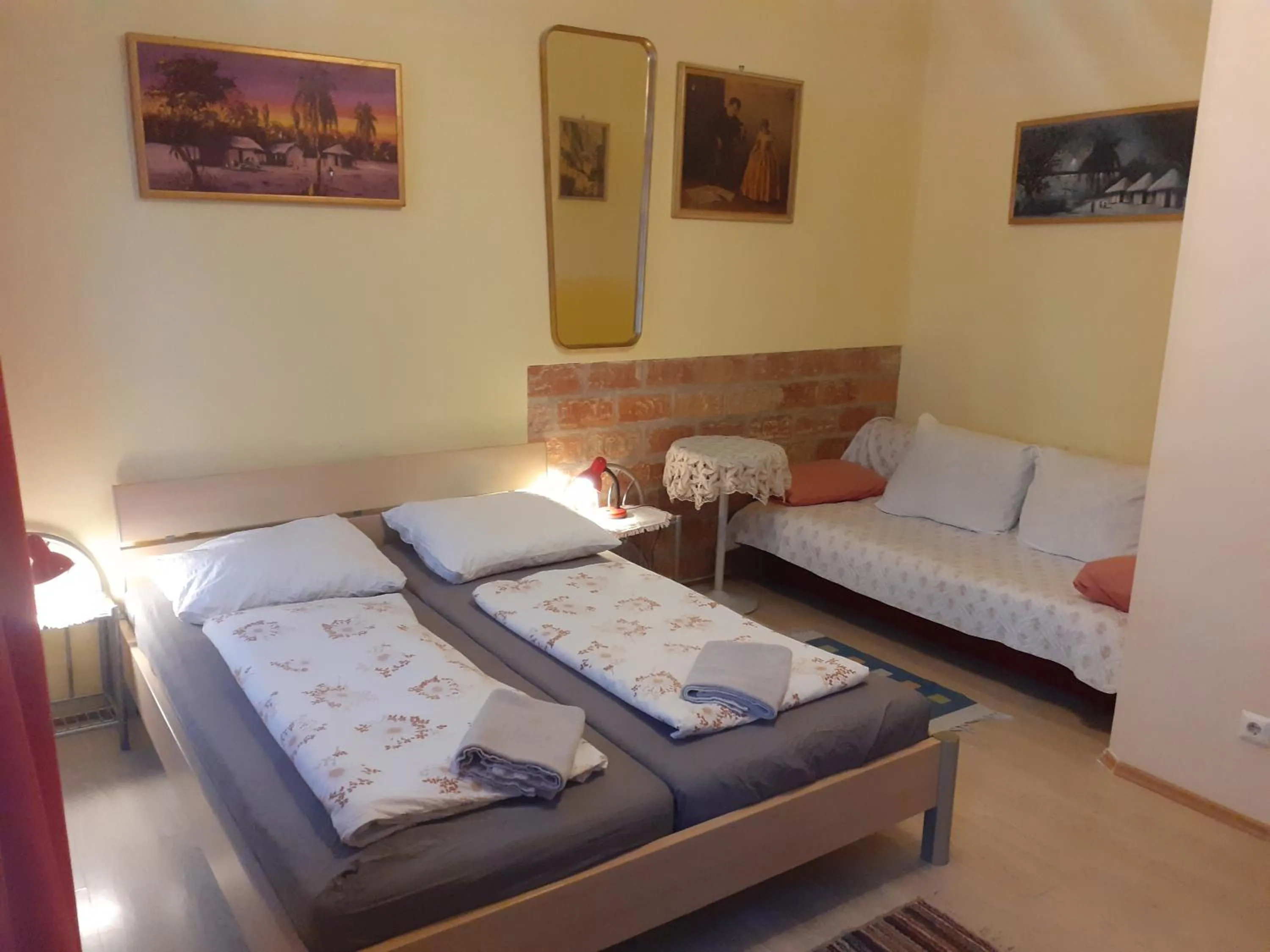 Bedroom, Bed in HappyHostel