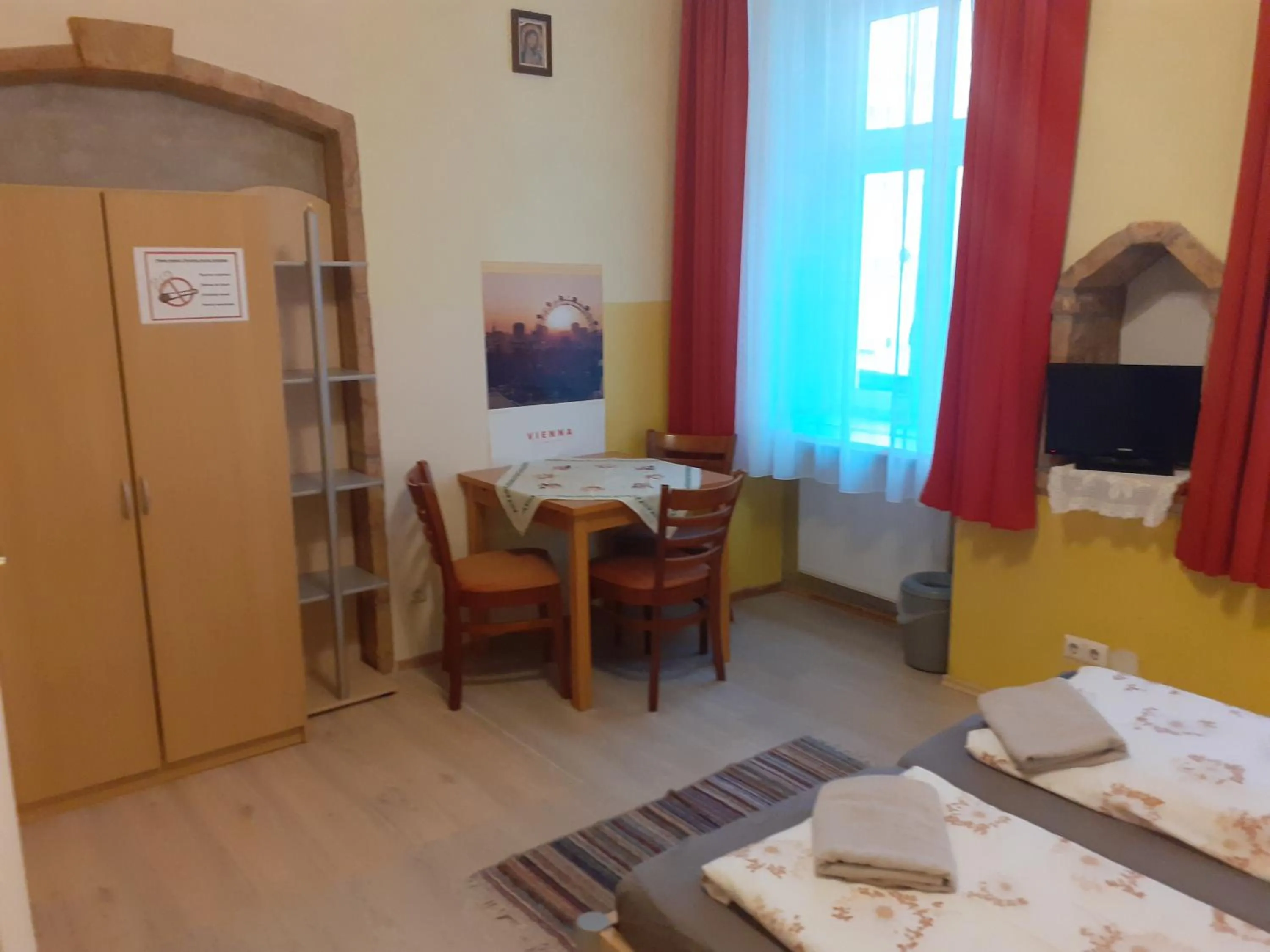 Bedroom, Bed in HappyHostel