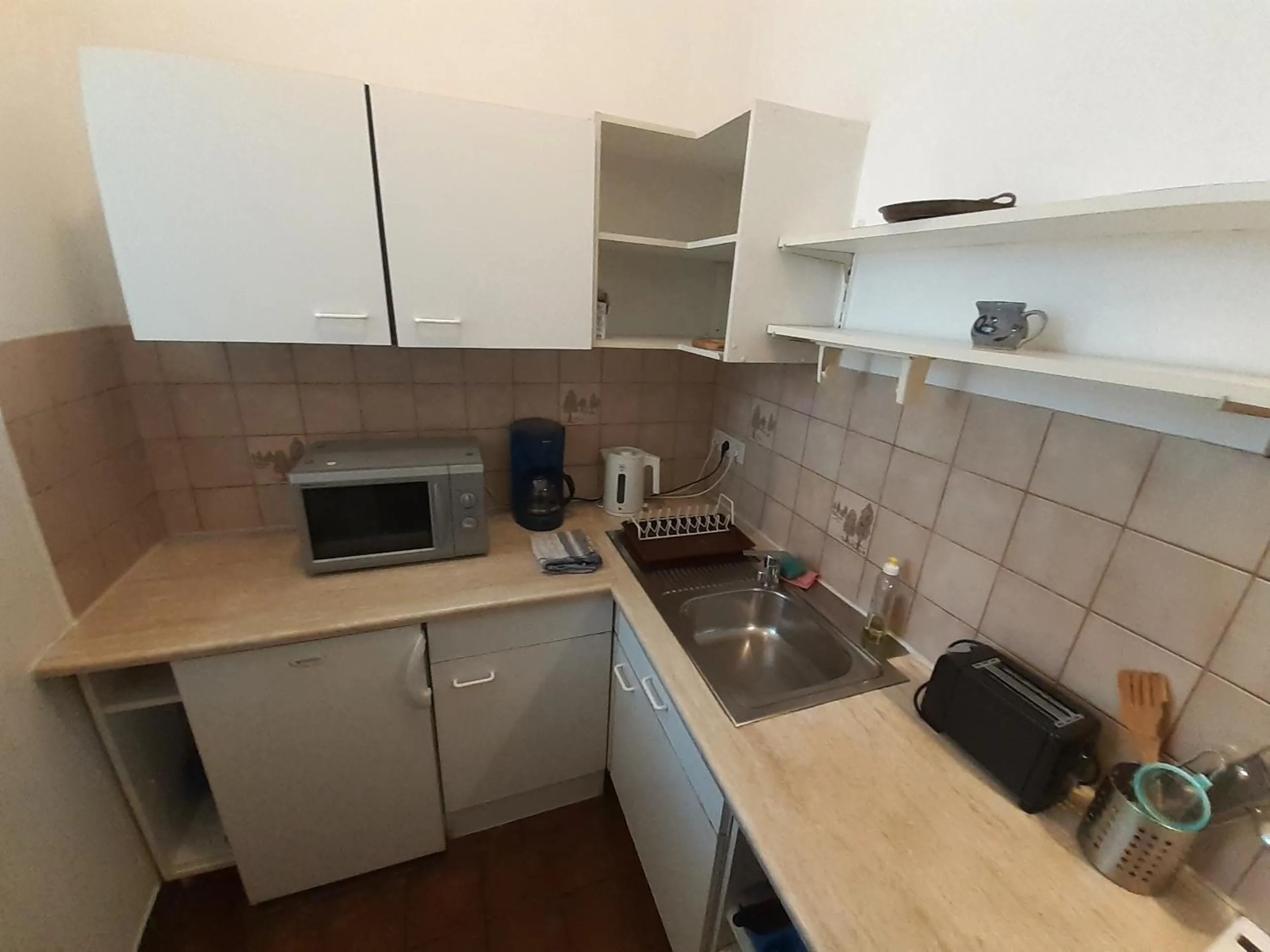 Kitchen or kitchenette in HappyHostel