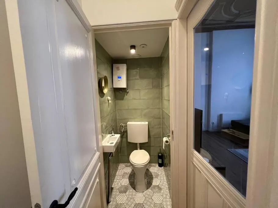 Toilet in Rotterdam Inn