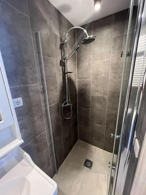 Shower in Rotterdam Inn