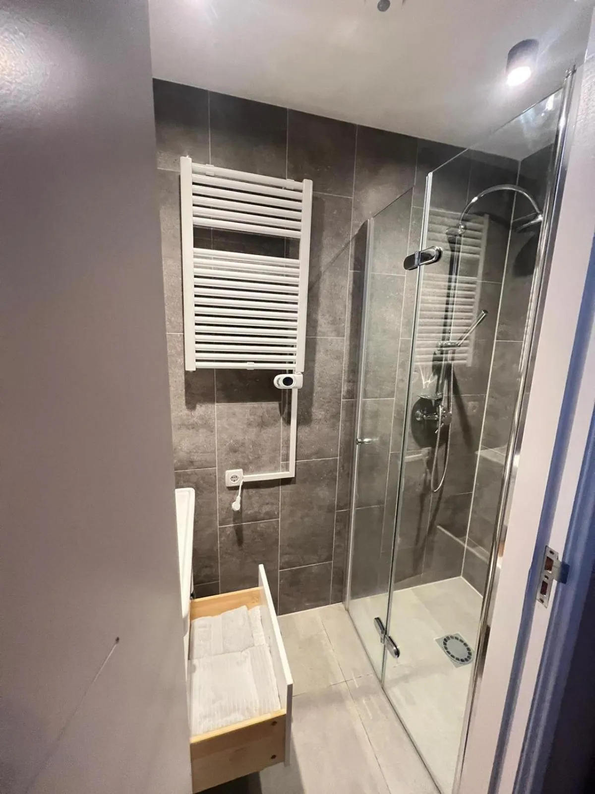 Shower in Rotterdam Inn