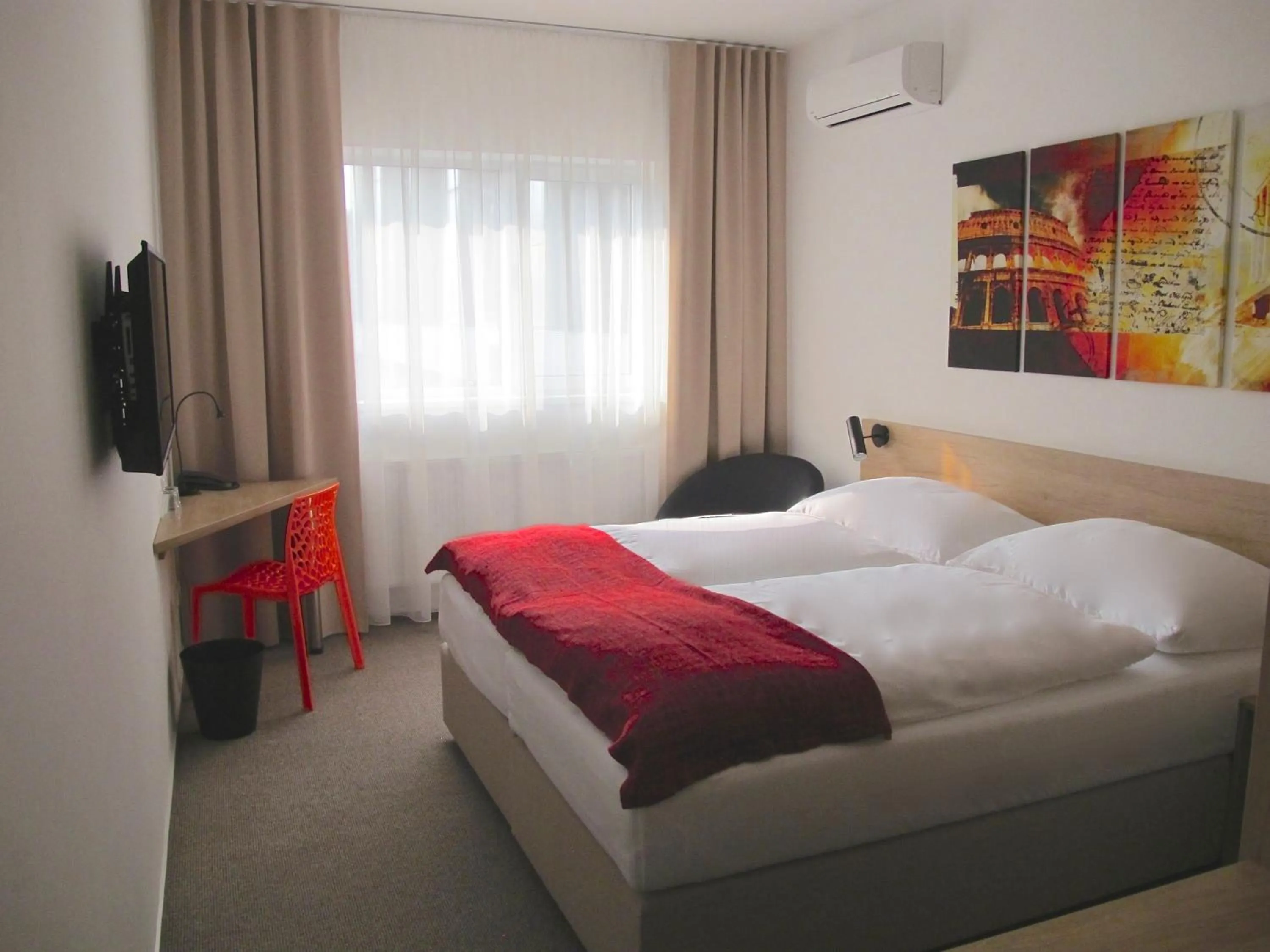 Bedroom, Bed in Hotel Kapitol