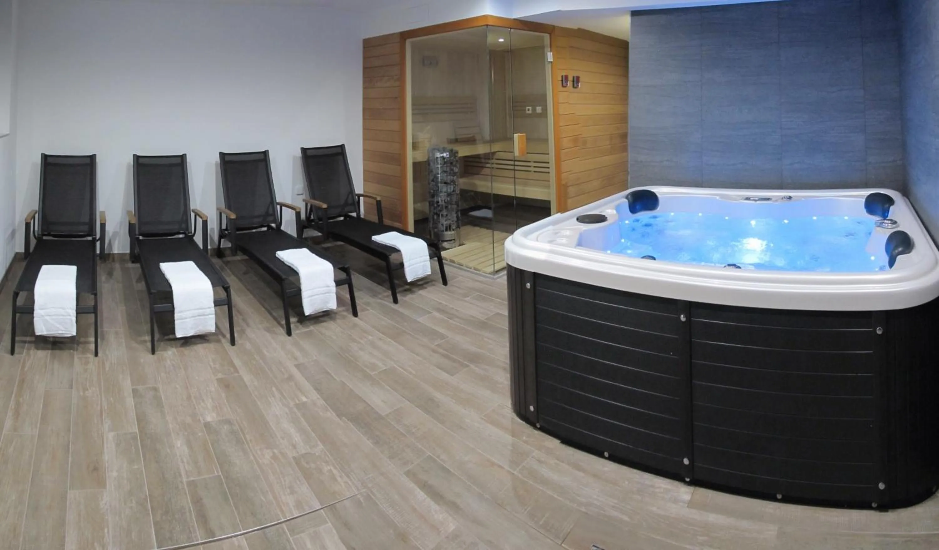 Hot Tub in Hotel Kapitol