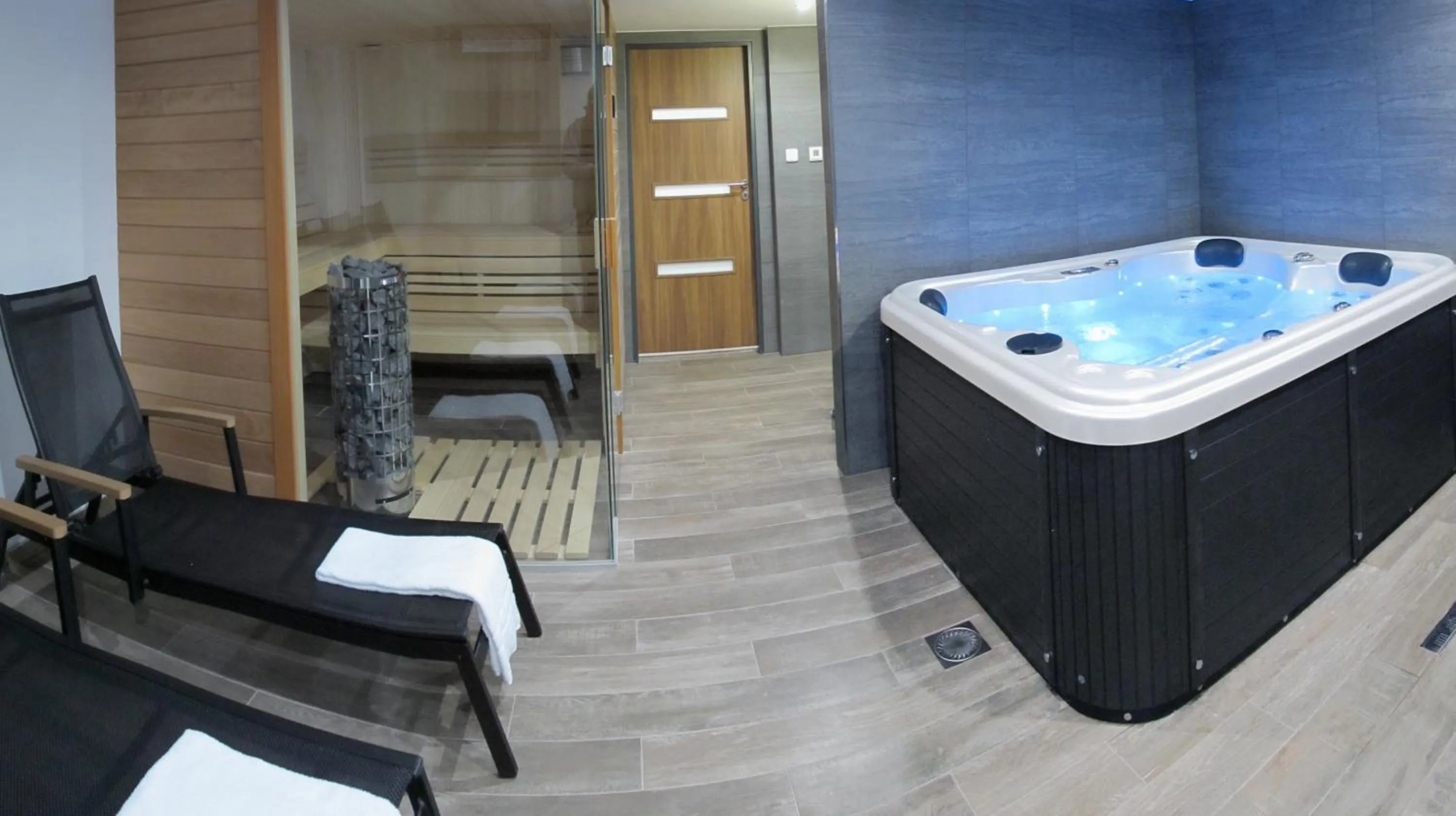 Hot Tub in Hotel Kapitol