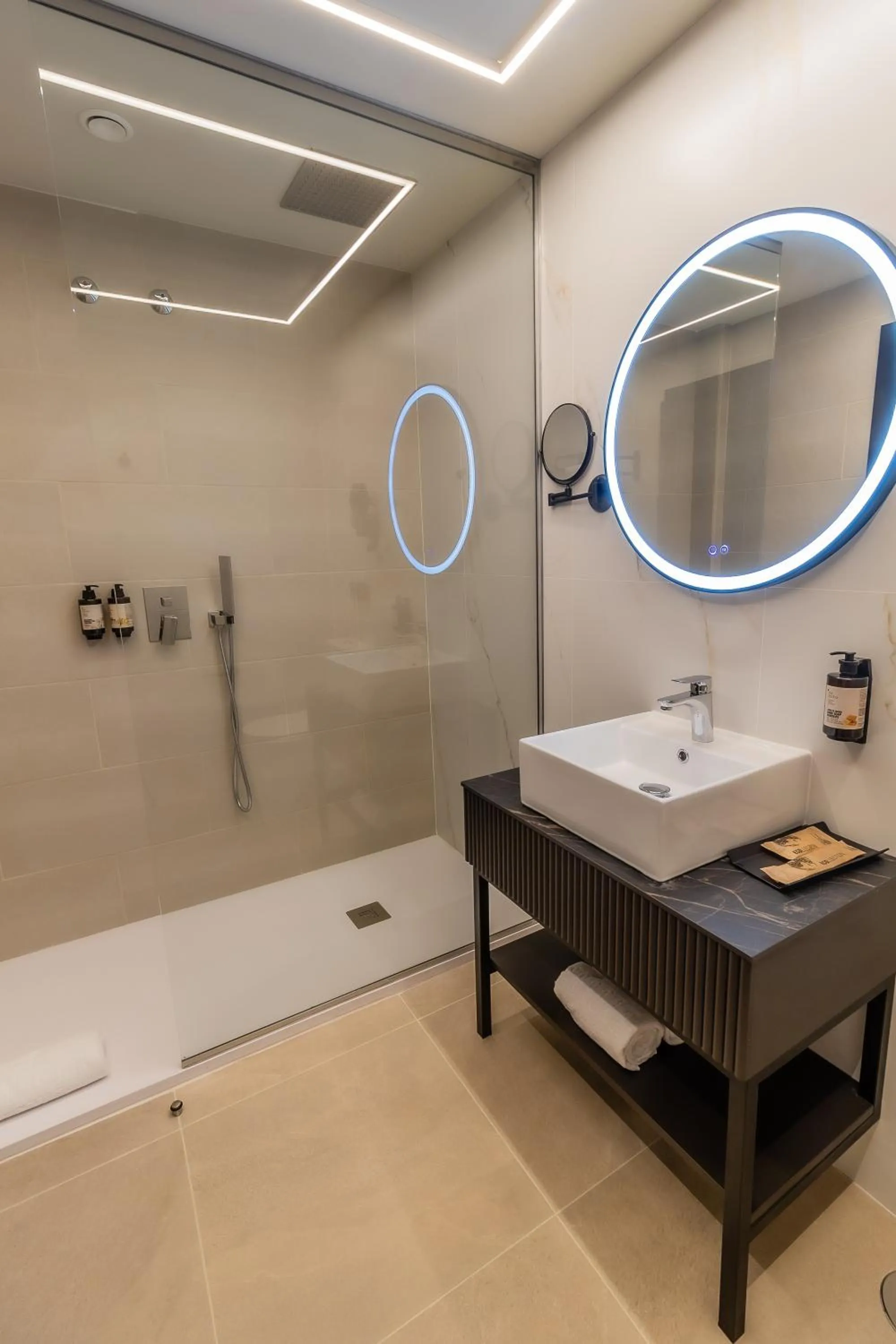 Shower in HOTEL CORONA DE PADRÓN