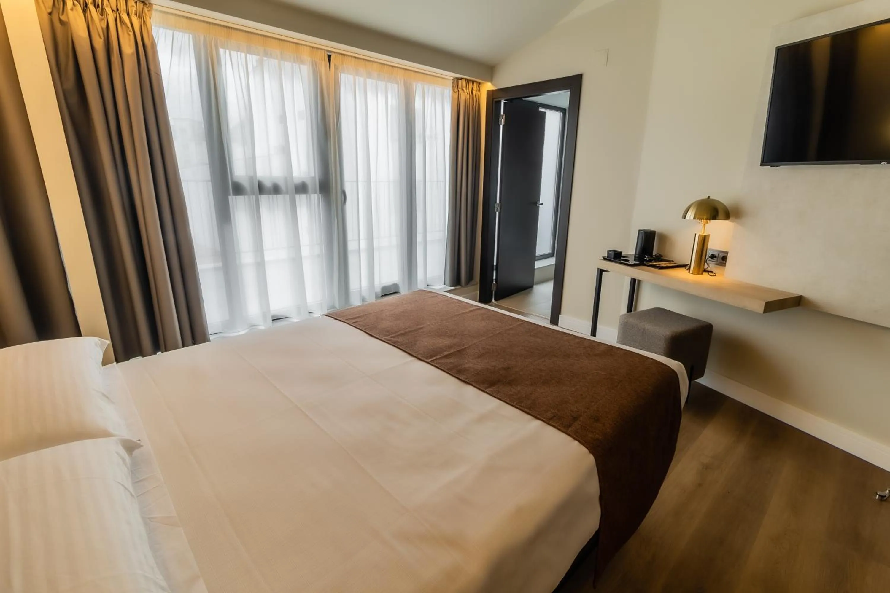 Photo of the whole room, Bed in HOTEL CORONA DE PADRÓN