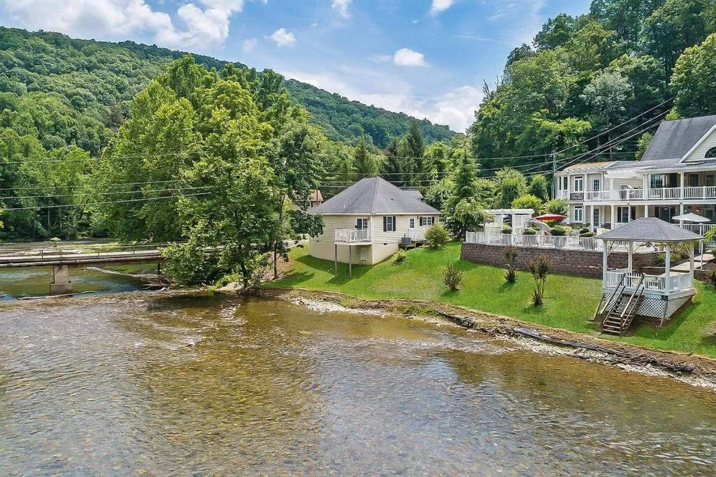 Jackson River Estate Cozy Cottage on the River