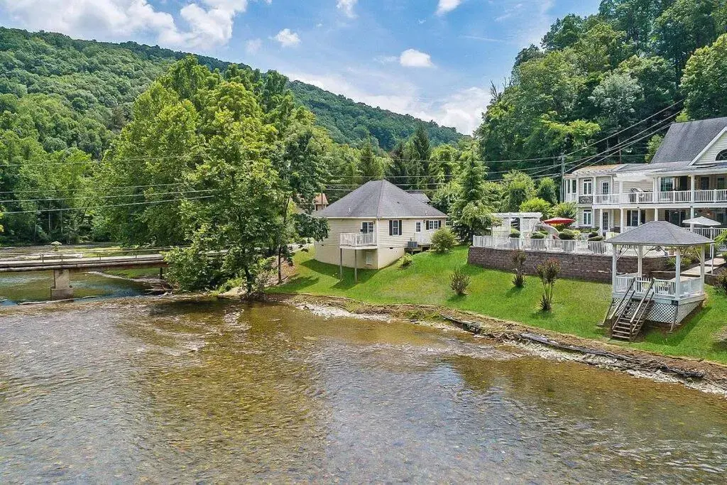 Jackson River Estate Cozy Cottage on the River Jackson River Estate Cozy Cottage on the River