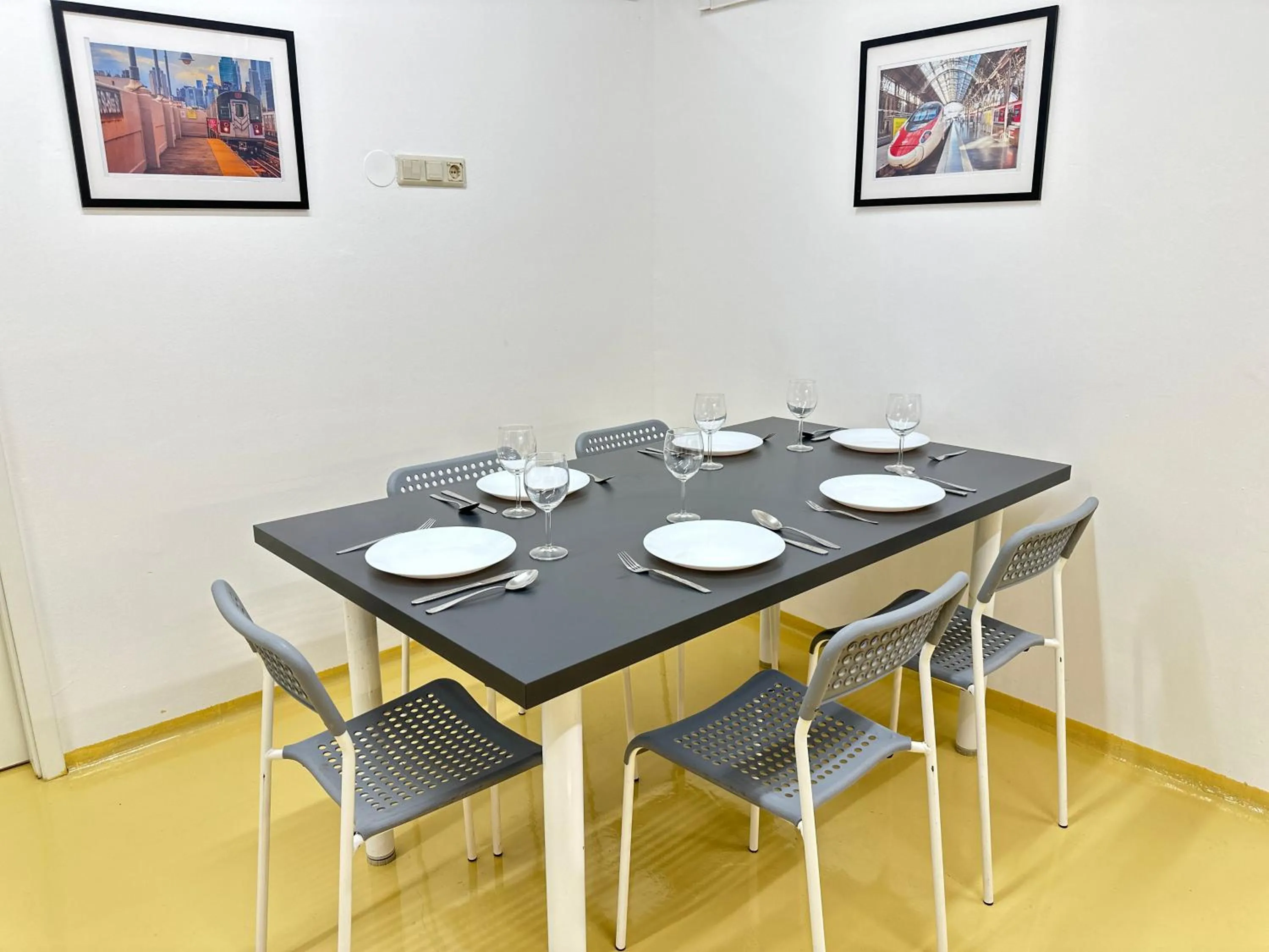 Dining area in Railway Ljubljana ROOMS