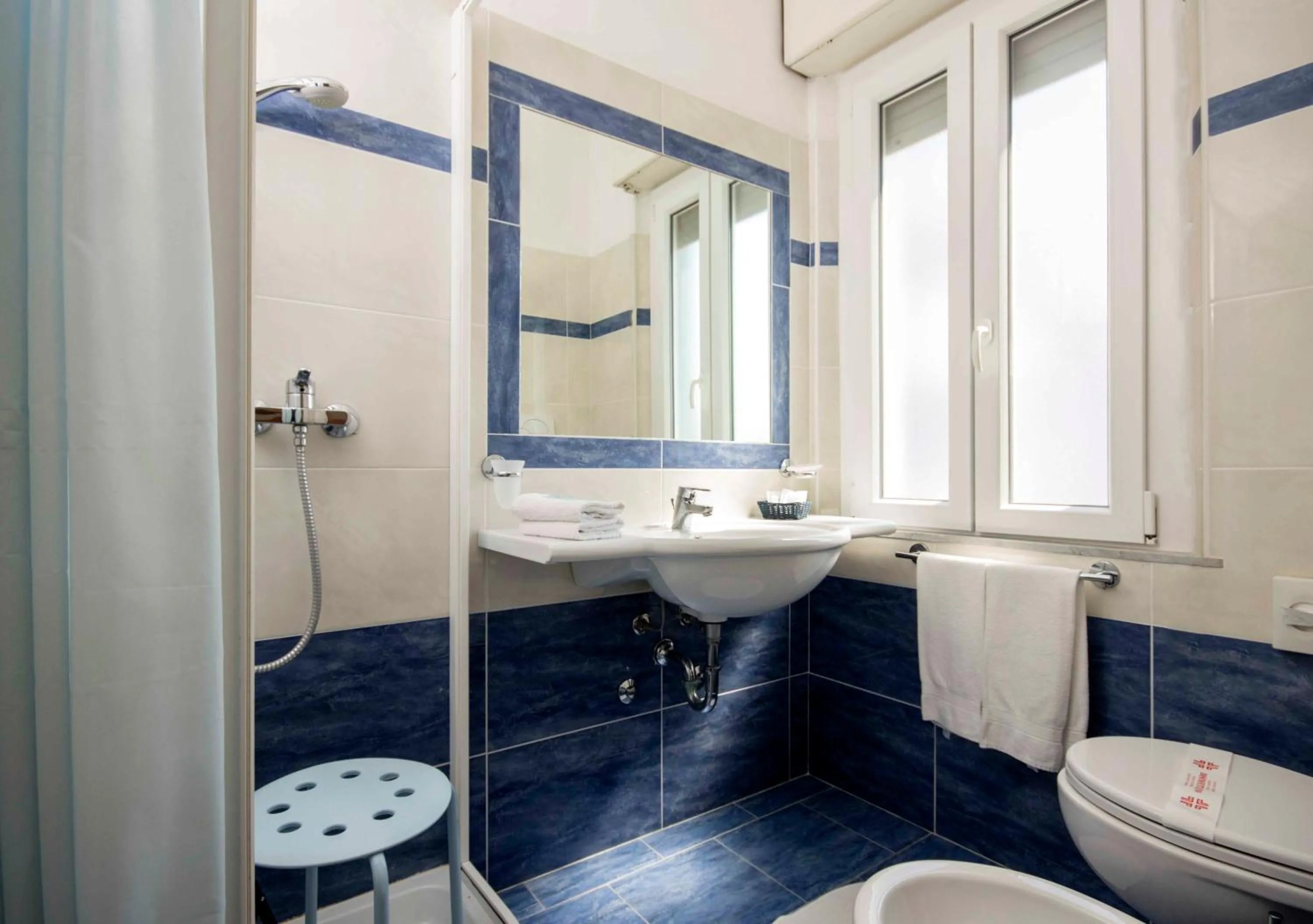 Shower in Hotel Veliero