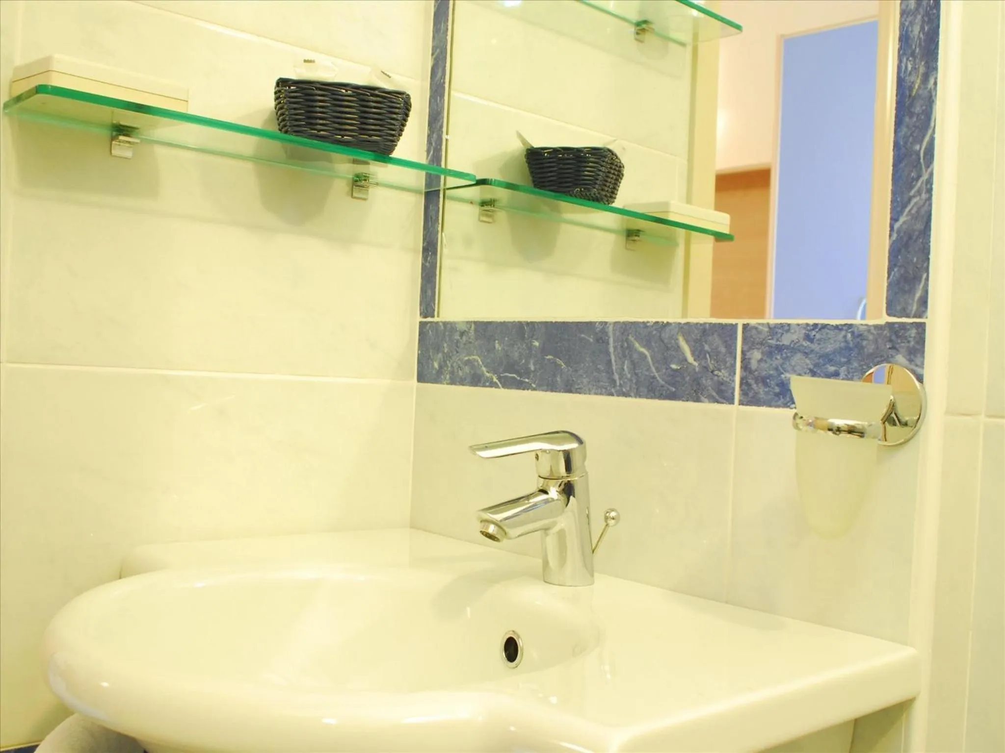 Shower in Hotel Veliero