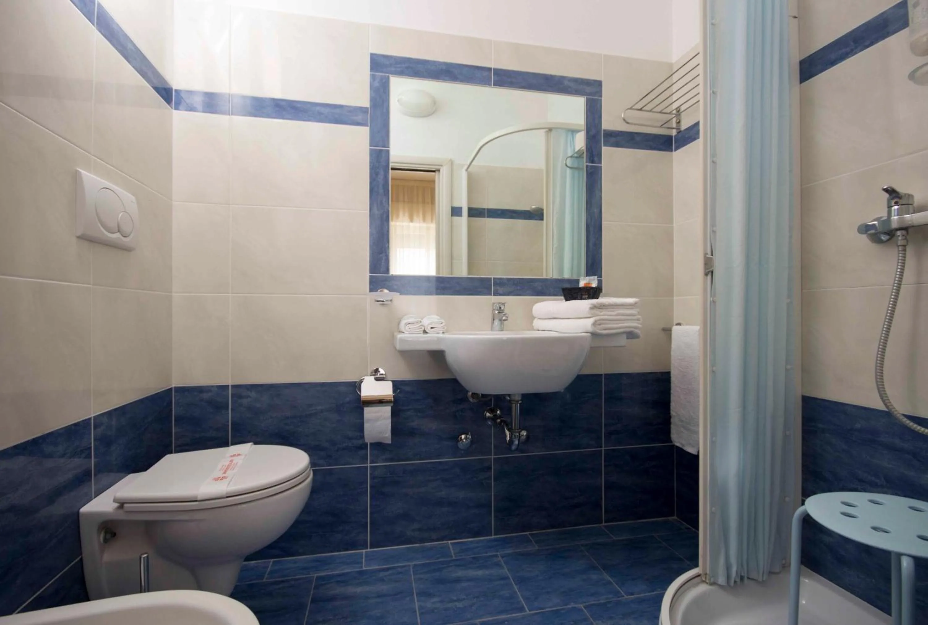 Shower in Hotel Veliero