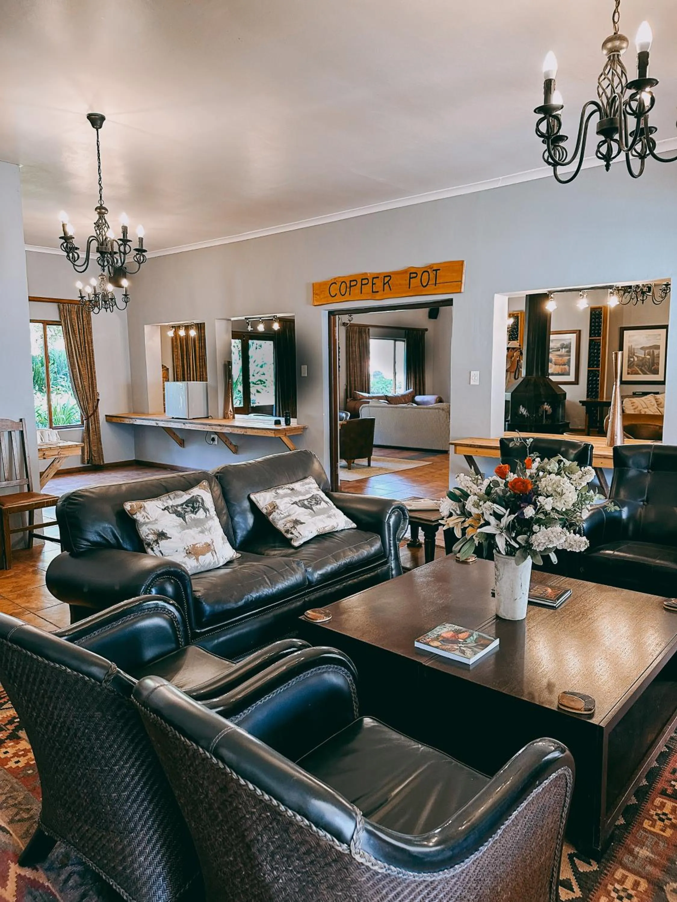 Communal lounge/ TV room in Assegaaibosch Country Lodge