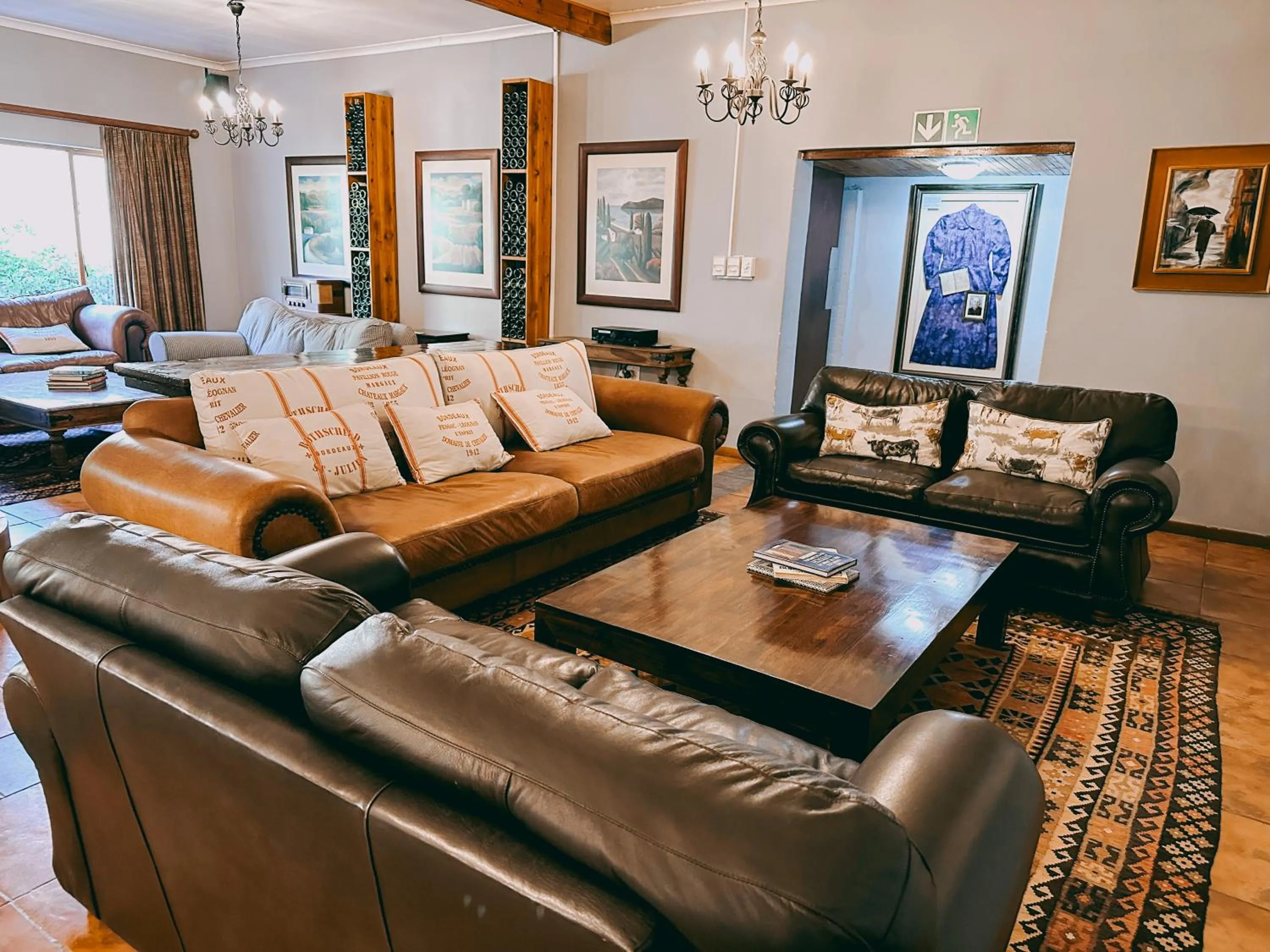 Communal lounge/ TV room in Assegaaibosch Country Lodge