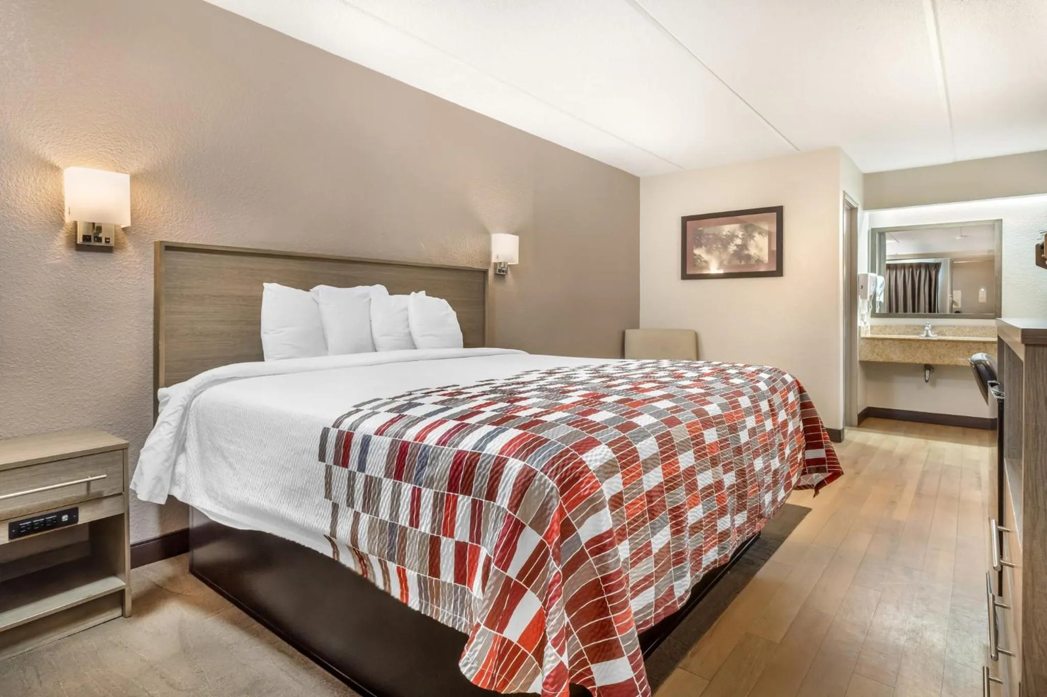 Bedroom, Bed in Red Roof Inn Durham - Duke Univ Medical Center