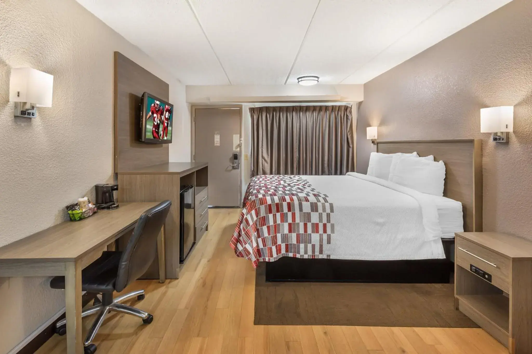 Bedroom, Bed in Red Roof Inn Durham - Duke Univ Medical Center Bedroom, Bed in Red Roof Inn Durham - Duke Univ Medical Center