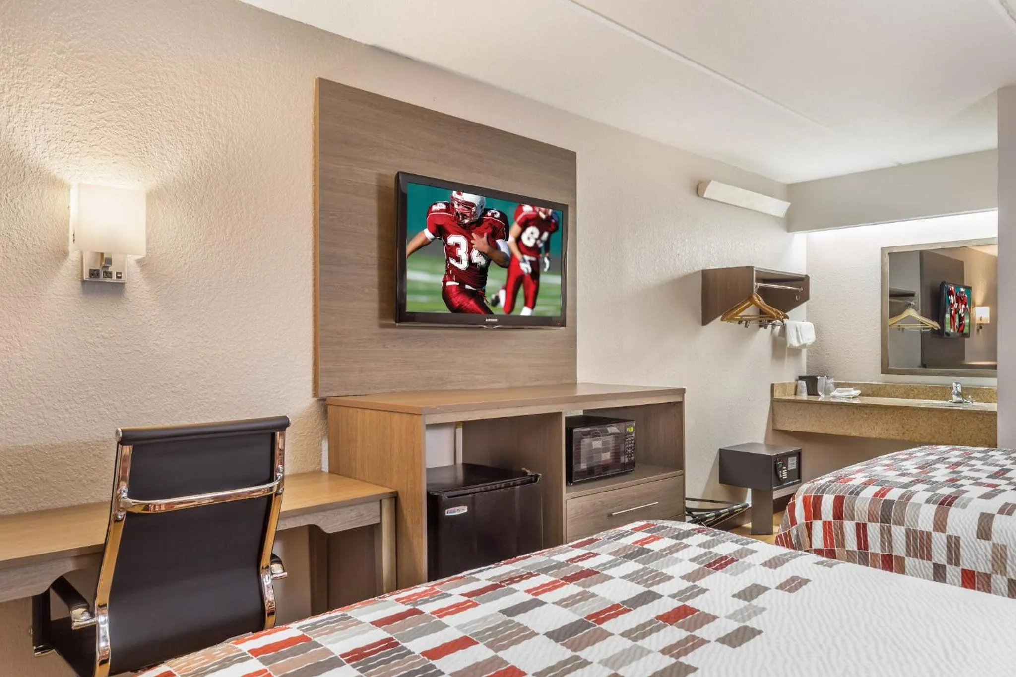 Photo of the whole room, Bed in Red Roof Inn Durham - Duke Univ Medical Center