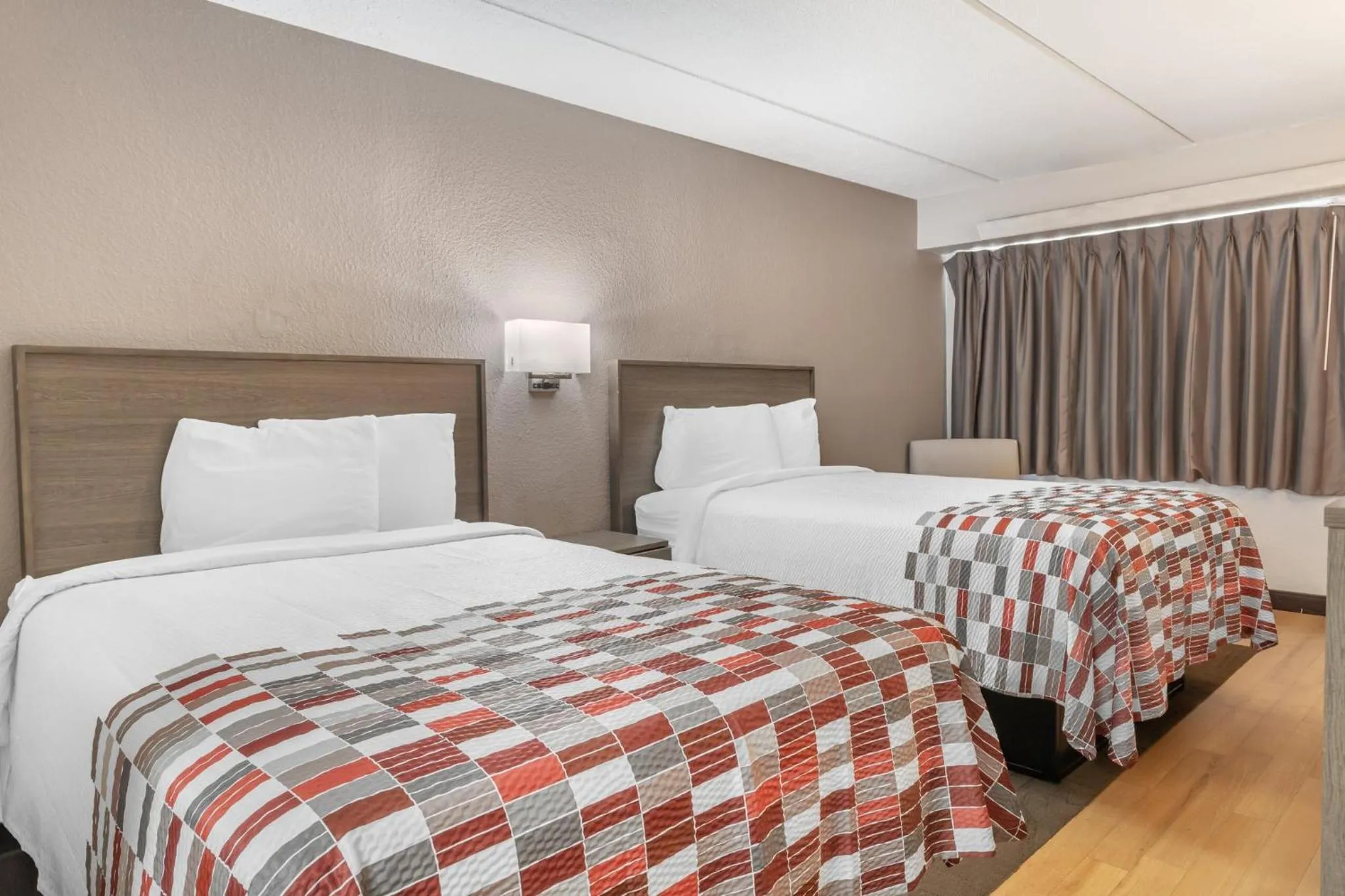 Photo of the whole room, Bed in Red Roof Inn Durham - Duke Univ Medical Center