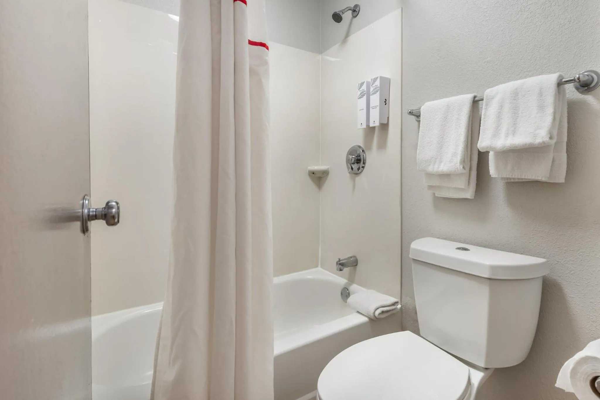 Bathroom in Red Roof Inn Durham - Duke Univ Medical Center